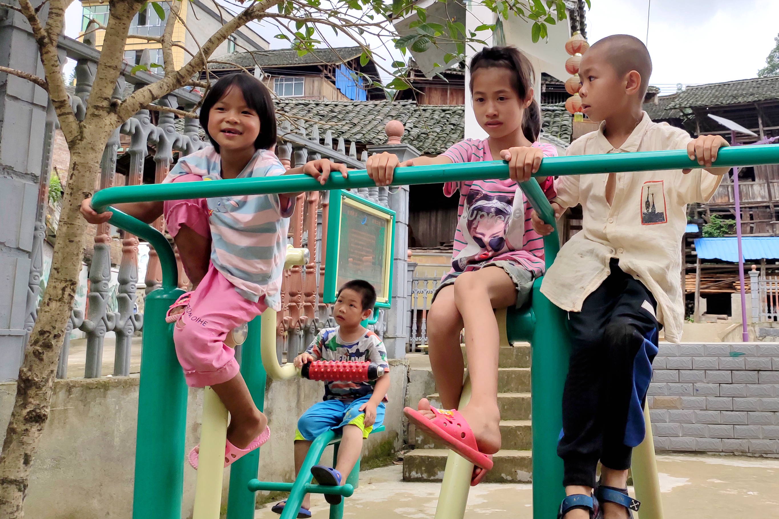 3.孩子们在健身器材上嬉闹、游戏。.jpg
