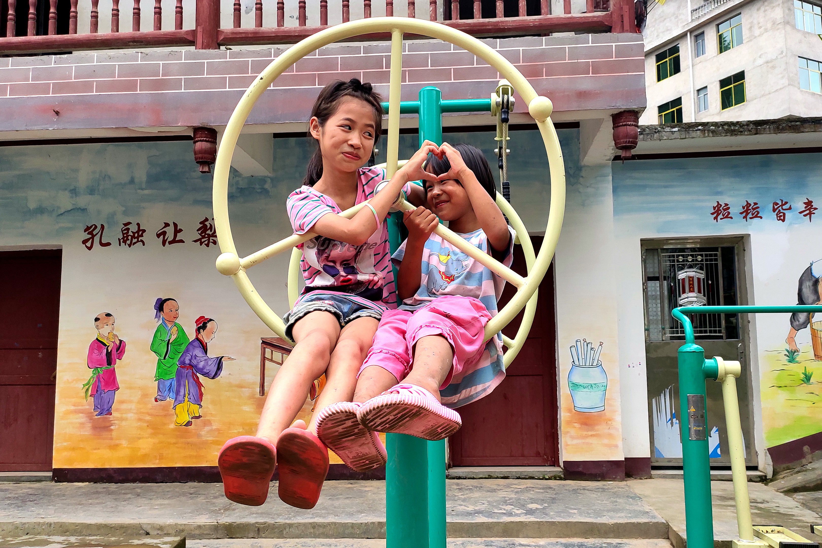 2.孩子们在健身器材上嬉闹、游戏。.jpg