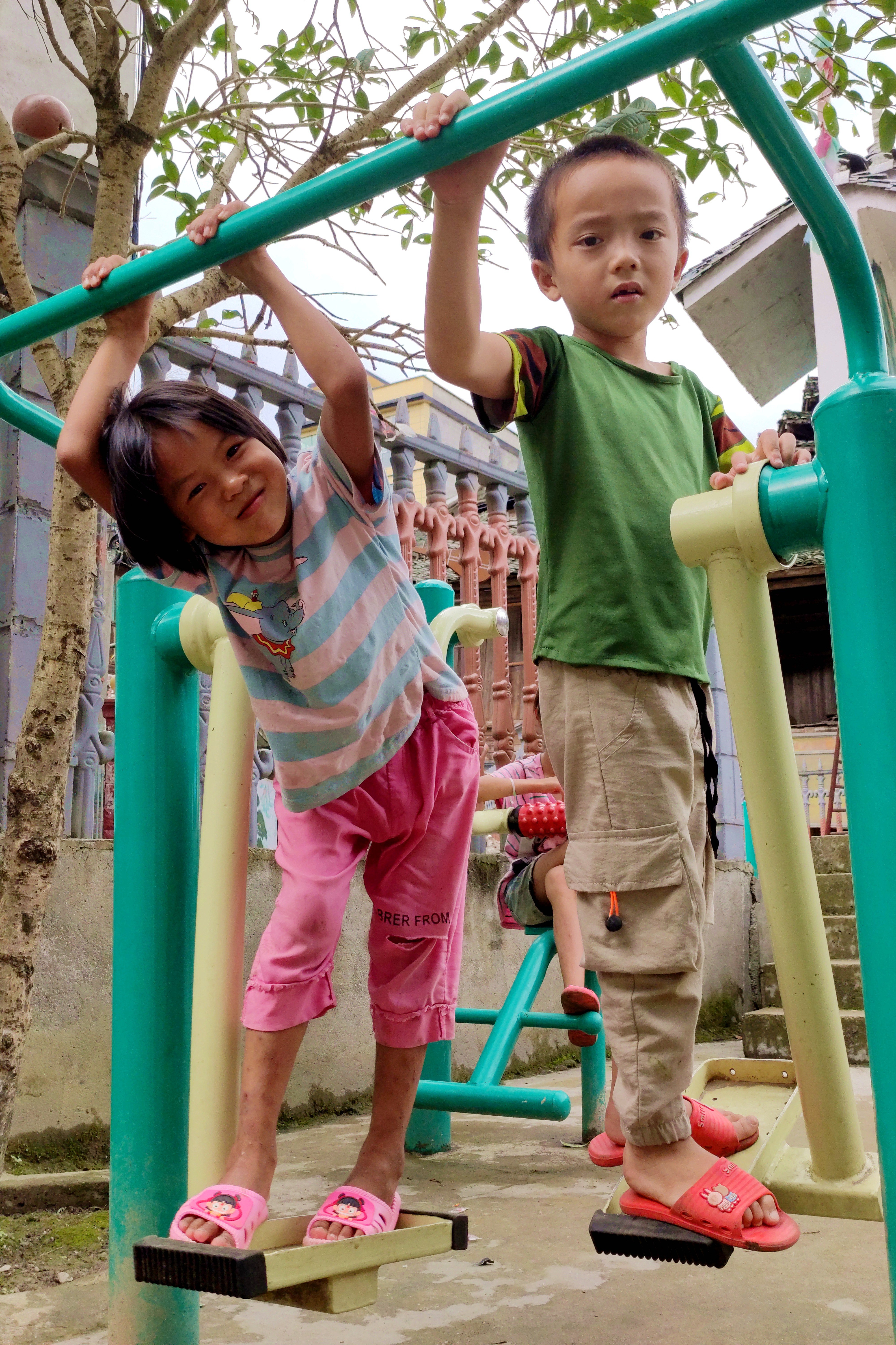 4.孩子们在健身器材上嬉闹、游戏。.jpg