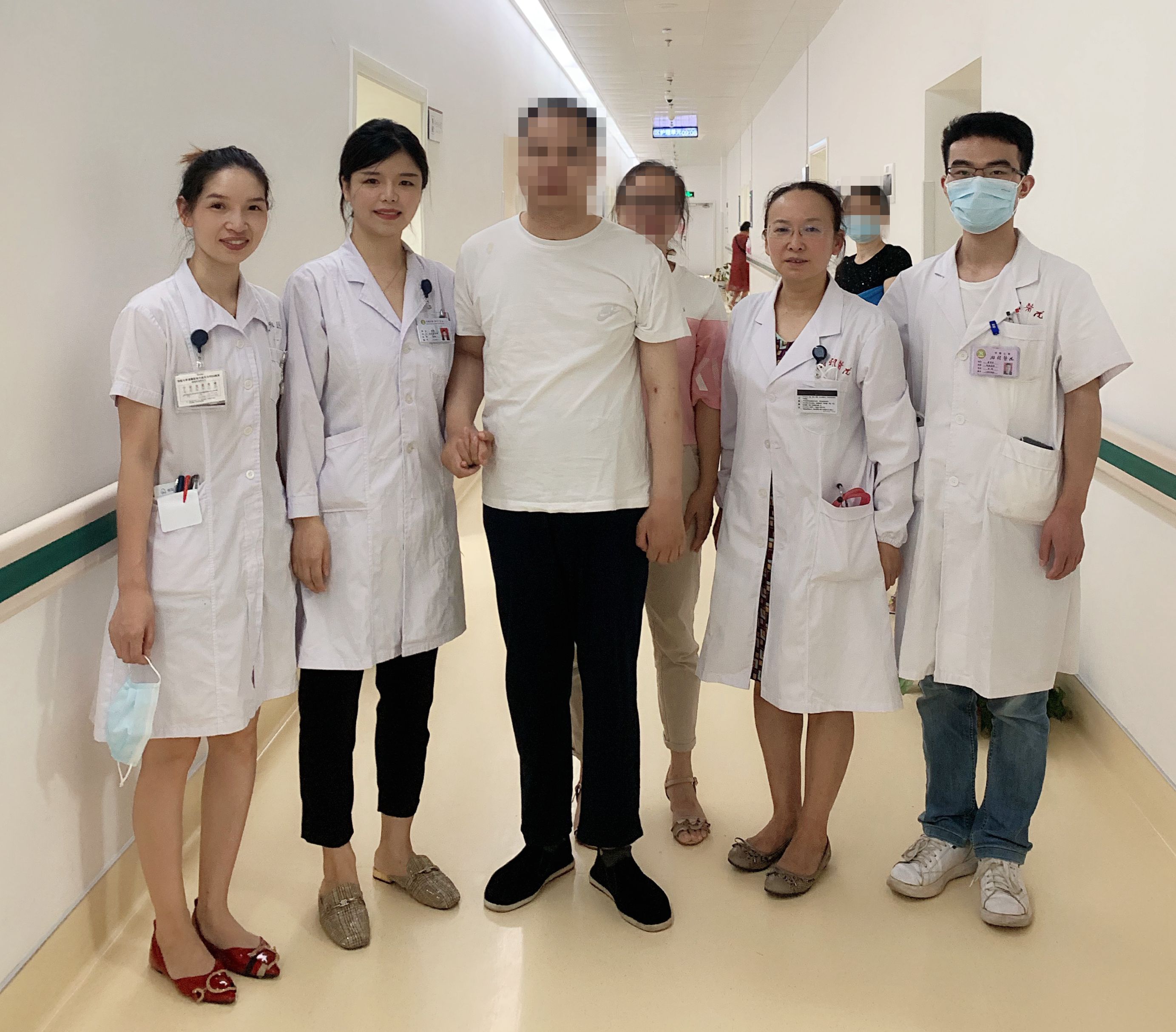 7月29日，患者来院复查时已能摆脱轮椅、独立行走几步.jpg