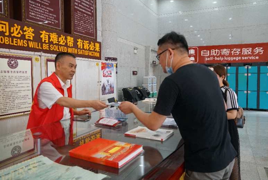 今年4月以来，37名区级党员领导干部按月排班、定天到人，在入口客流量相对较大的吴家峪门票站、森林公园门票站2处党代表工作室开展义务服务，变身志愿者，重点帮助游客解决咨询、寄存、救助等方面的困难，为老弱病残等不同游客群体提供精准服务，让游客感受亲人般温暖。.jpg