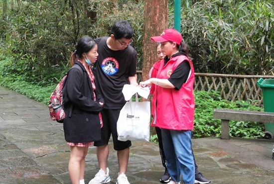 今年上半年，全区3000余名党员共开展景区旅游志愿服务活动近300余次，服务游客5万余人次，获得游客的肯定和好评。.jpg