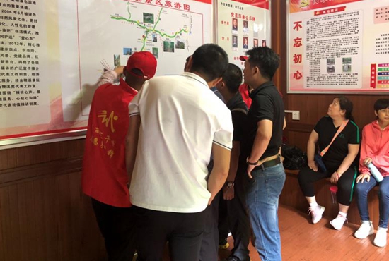 武陵源区提供“有问必答、有难必帮、有诉必果”的“三必须”服务内容，打造了“10分钟内救助救援”服务圈，形成了景区服务全方位、全覆盖的“一张网”工作格局，真正让游客全程畅游无忧。.jpg