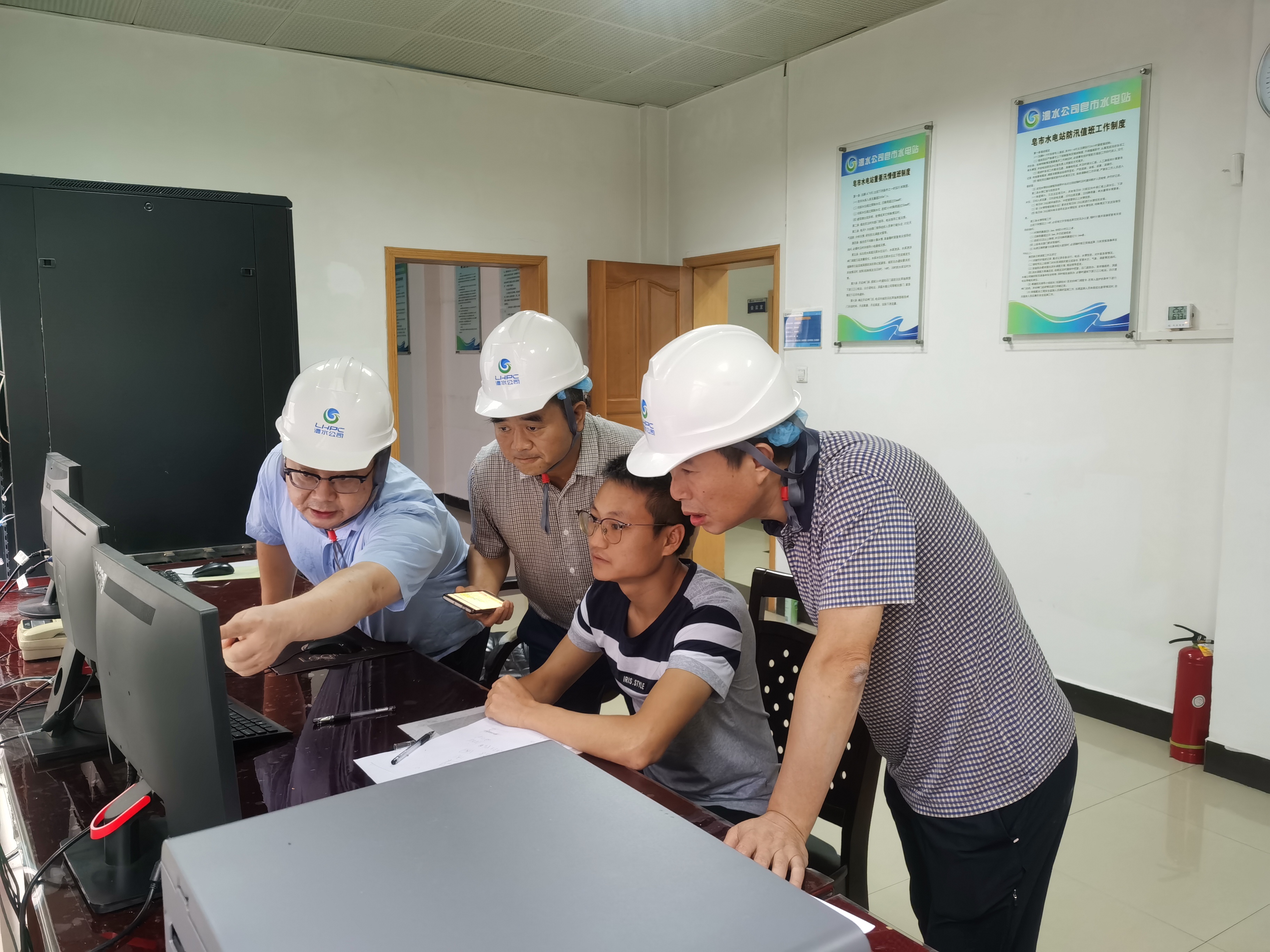 11澧水2公司董事长文柏海在皂市电站现场指导防汛.jpg