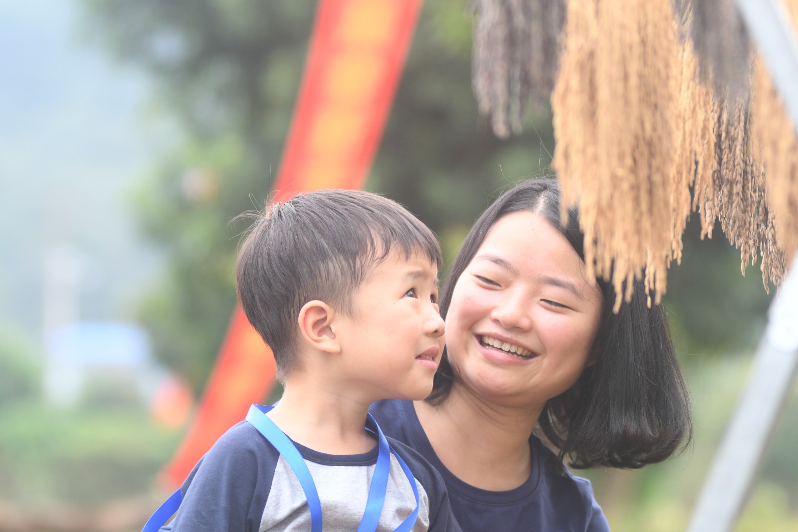 2020年10月2日，湖南省娄底市双峰县杏子铺镇城中村五色米基地， 家长与孩子在辨识五色米。.jpg