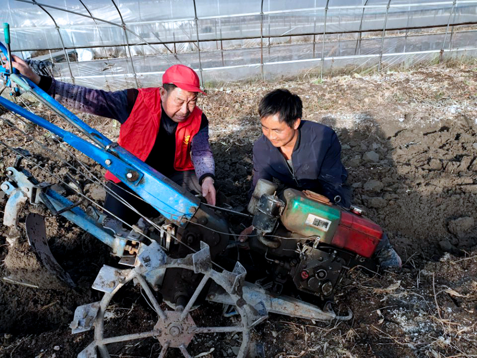 图为2021年1月31日，桂东县大塘镇全溪村种苗集中培育基地，“医生”在耕地现场给农机治病。  (1).jpg