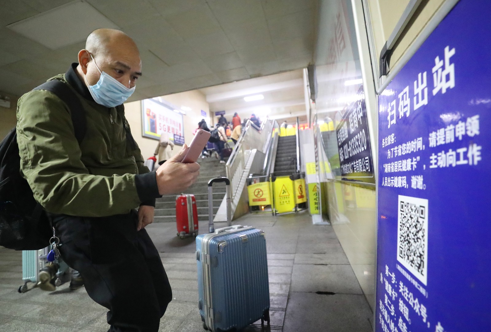 2021年1月28日，从深圳开来的K9122终到衡阳站，旅客戴着口罩扫码依次出站。.JPG