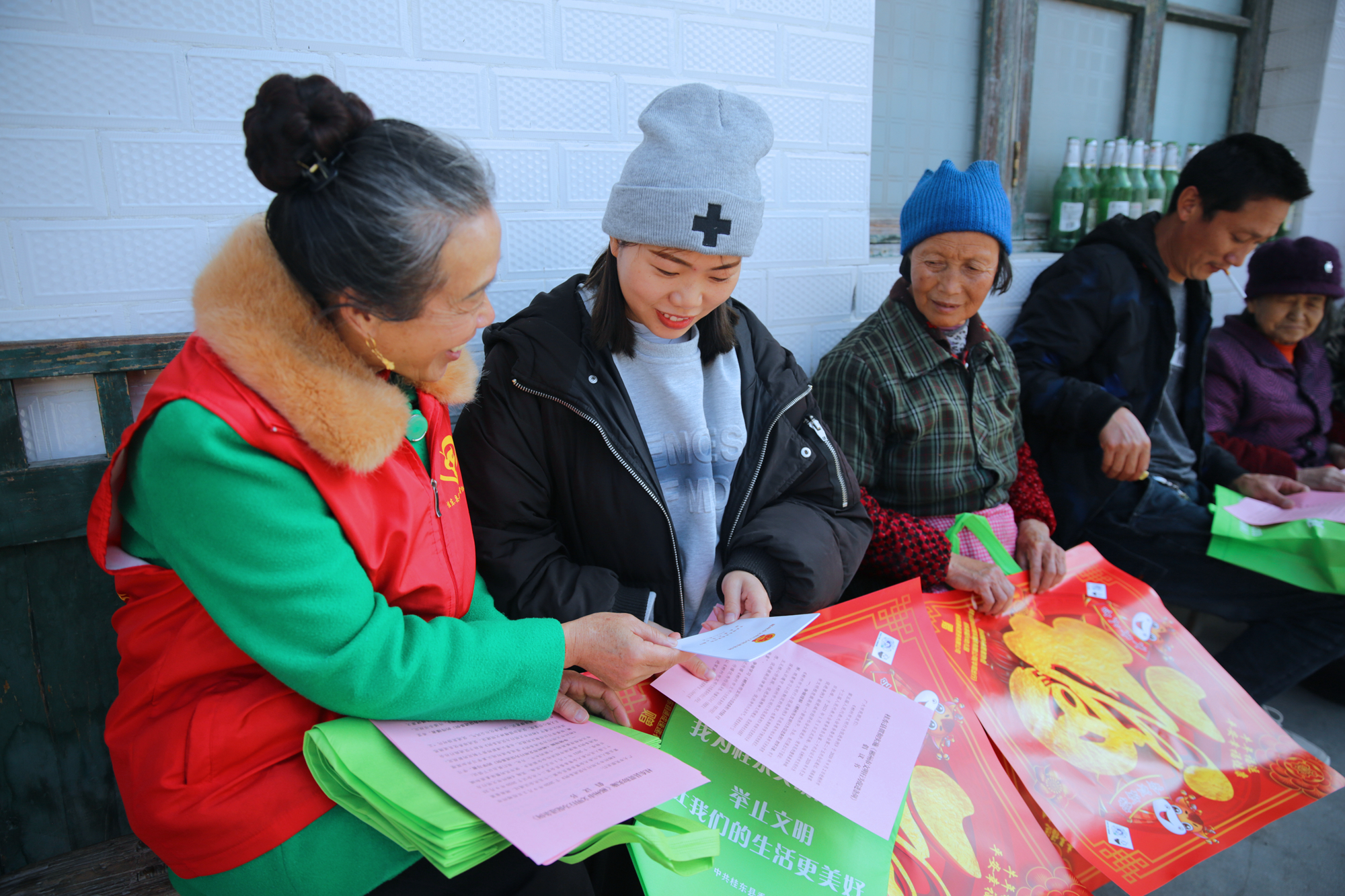 图为2021年2月7日，桂东县新坊乡龙溪村，志愿者与市民在一起学习《郴州市文明行为促进条例》。  (1).JPG
