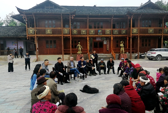 分片区召开“屋场会”群众满意度大幅提升。.jpg