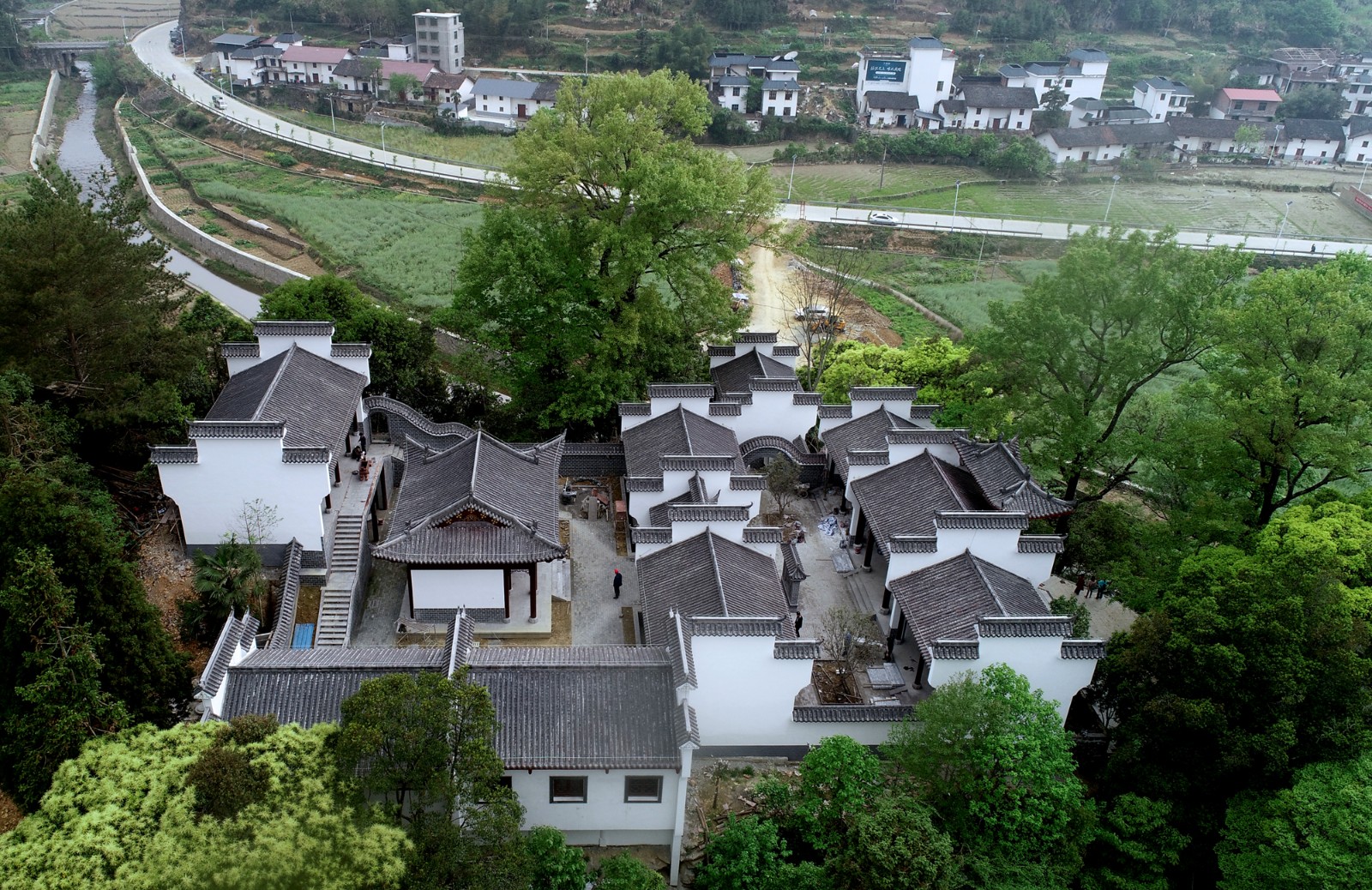3月31日，航拍修缮后的湖南省桂东县四都镇总管书院，古树怀抱，淇江环绕，环境优越。  (6).JPG
