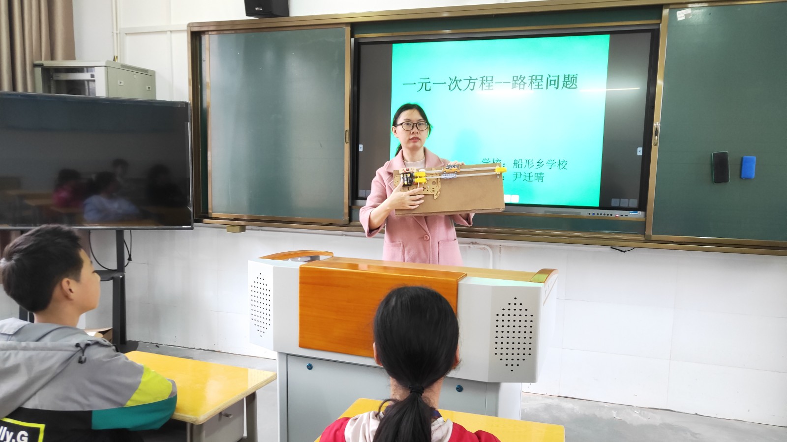 尹迁晴老师正在使用路程问题教具.jpg