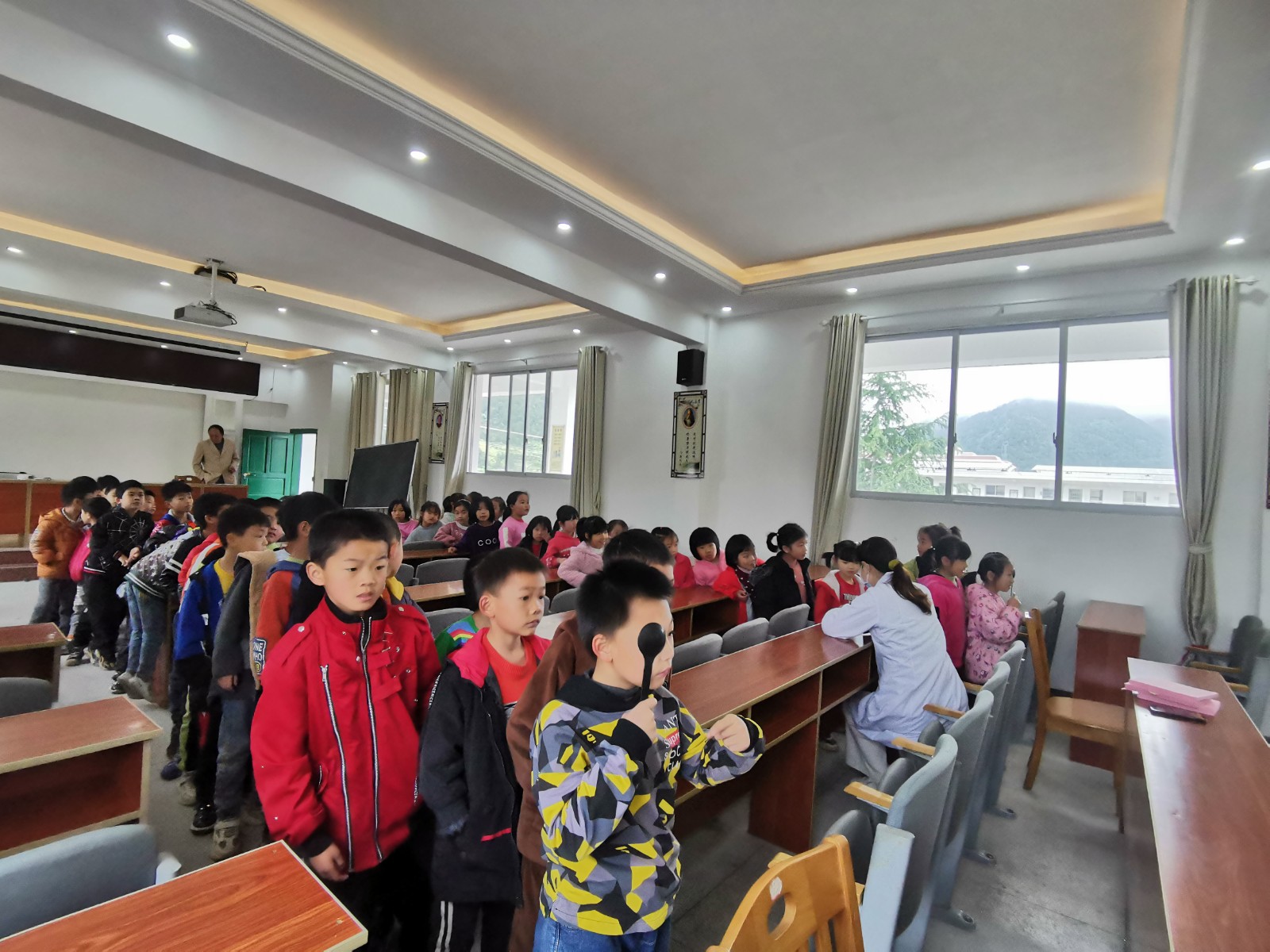 【图片新闻】学党史，办实事，上门开展免费视力筛查.jpg