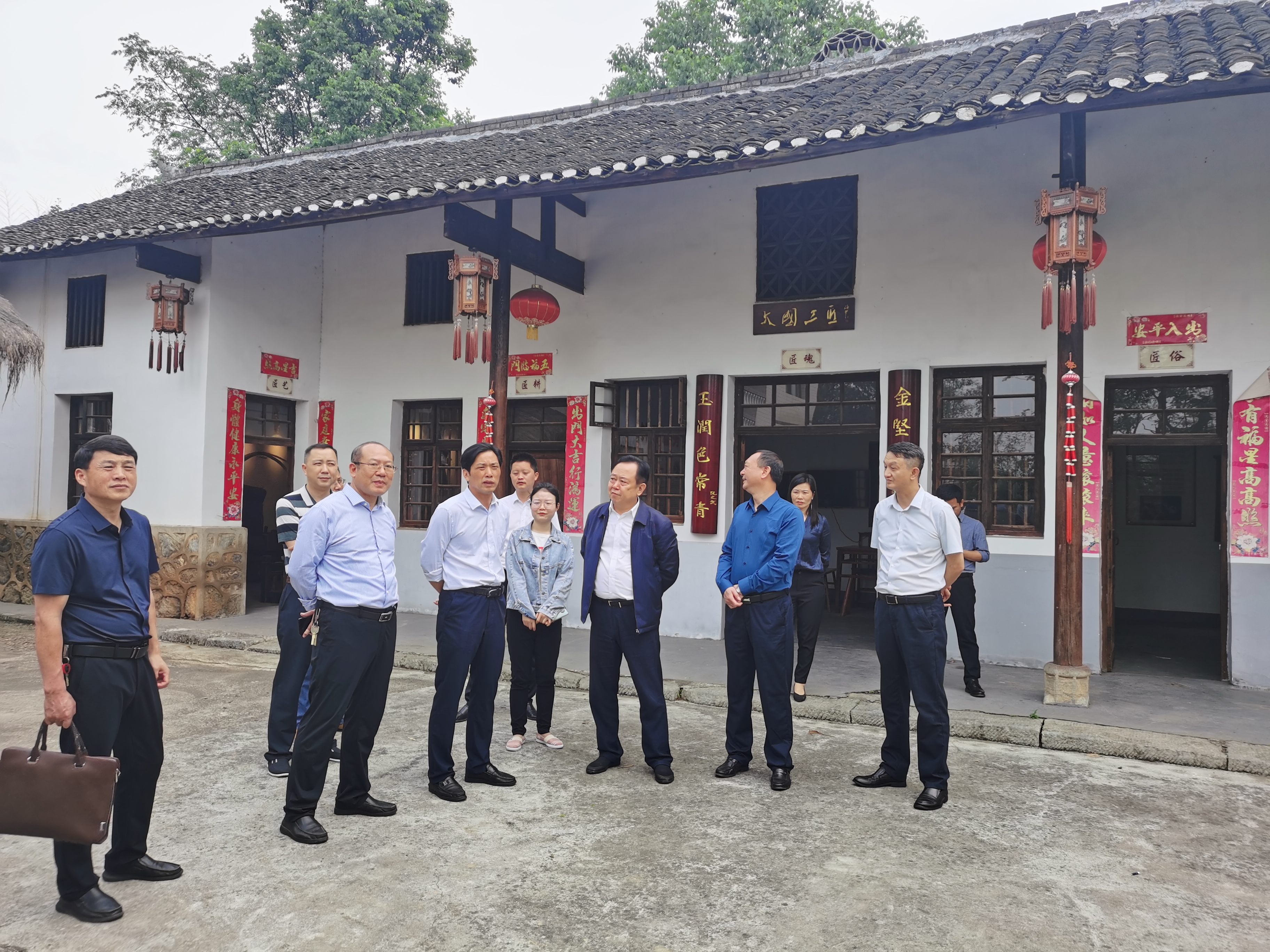 5月6日，市政协主席蒋善生（右三）率领乡村振兴工作队赴东安县马坪村进队驻村，开展工作调研.jpg