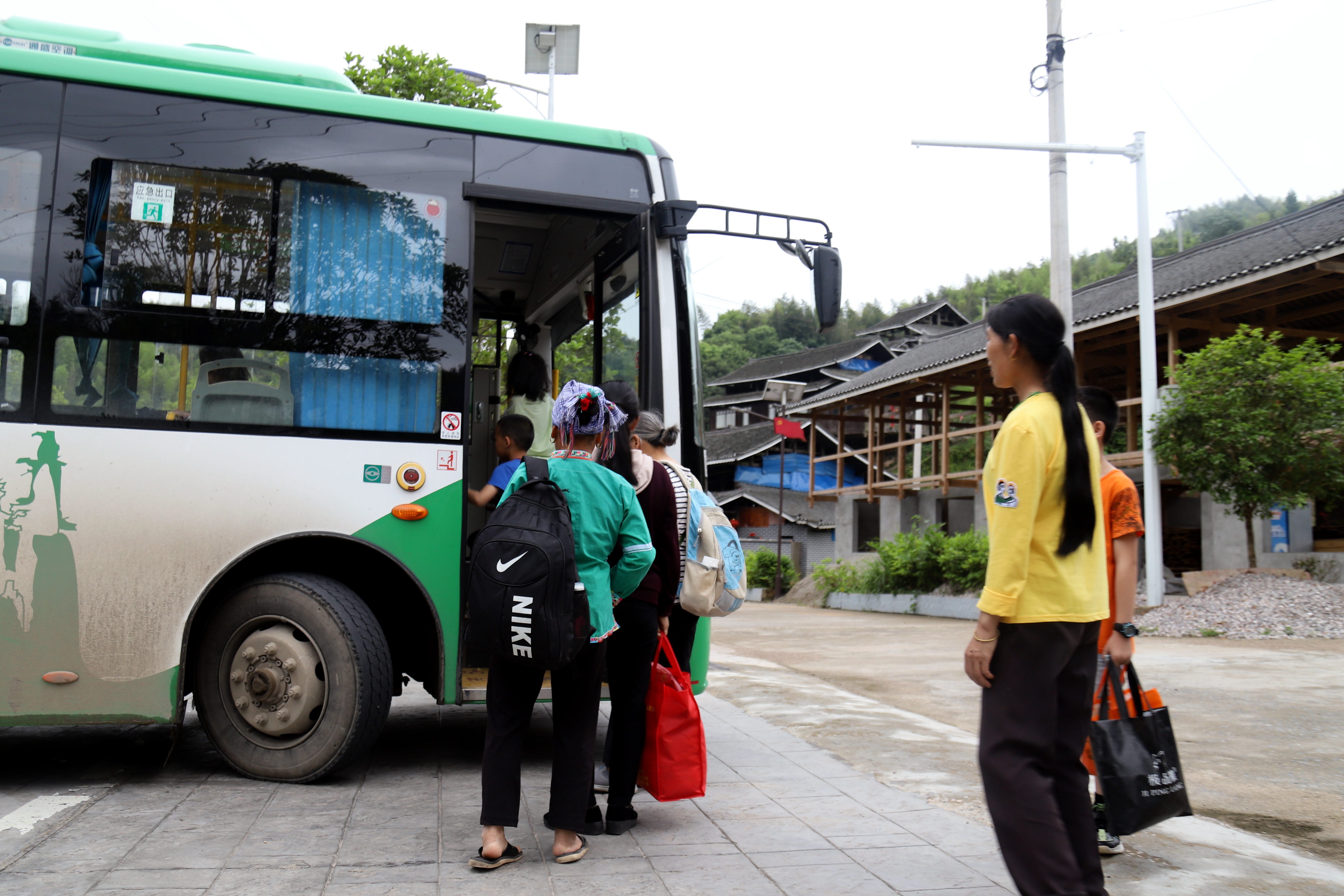 1.村民正在排队登上“罗平车”。.jpg