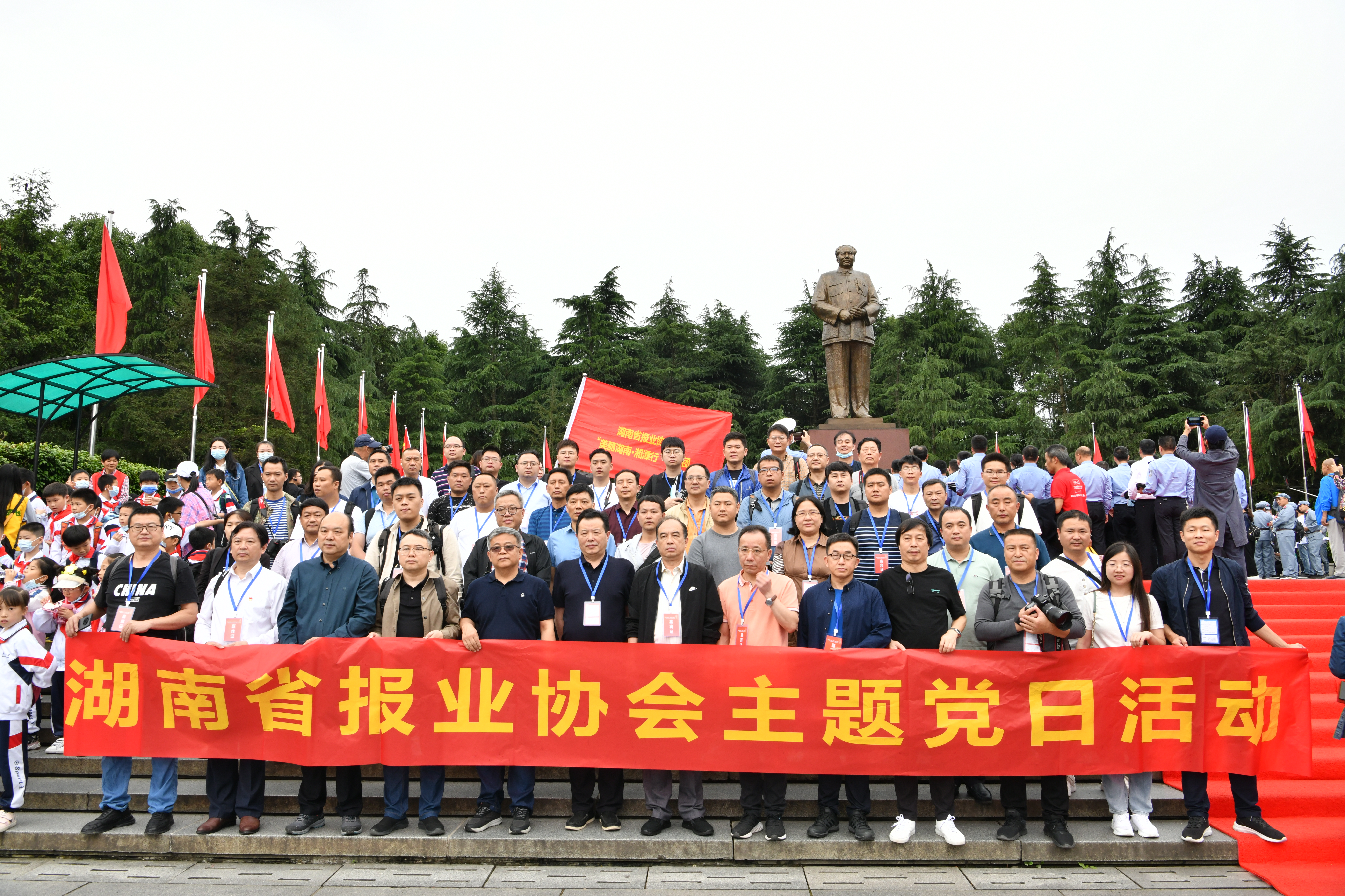 3 毛泽东铜像广场合影.JPG
