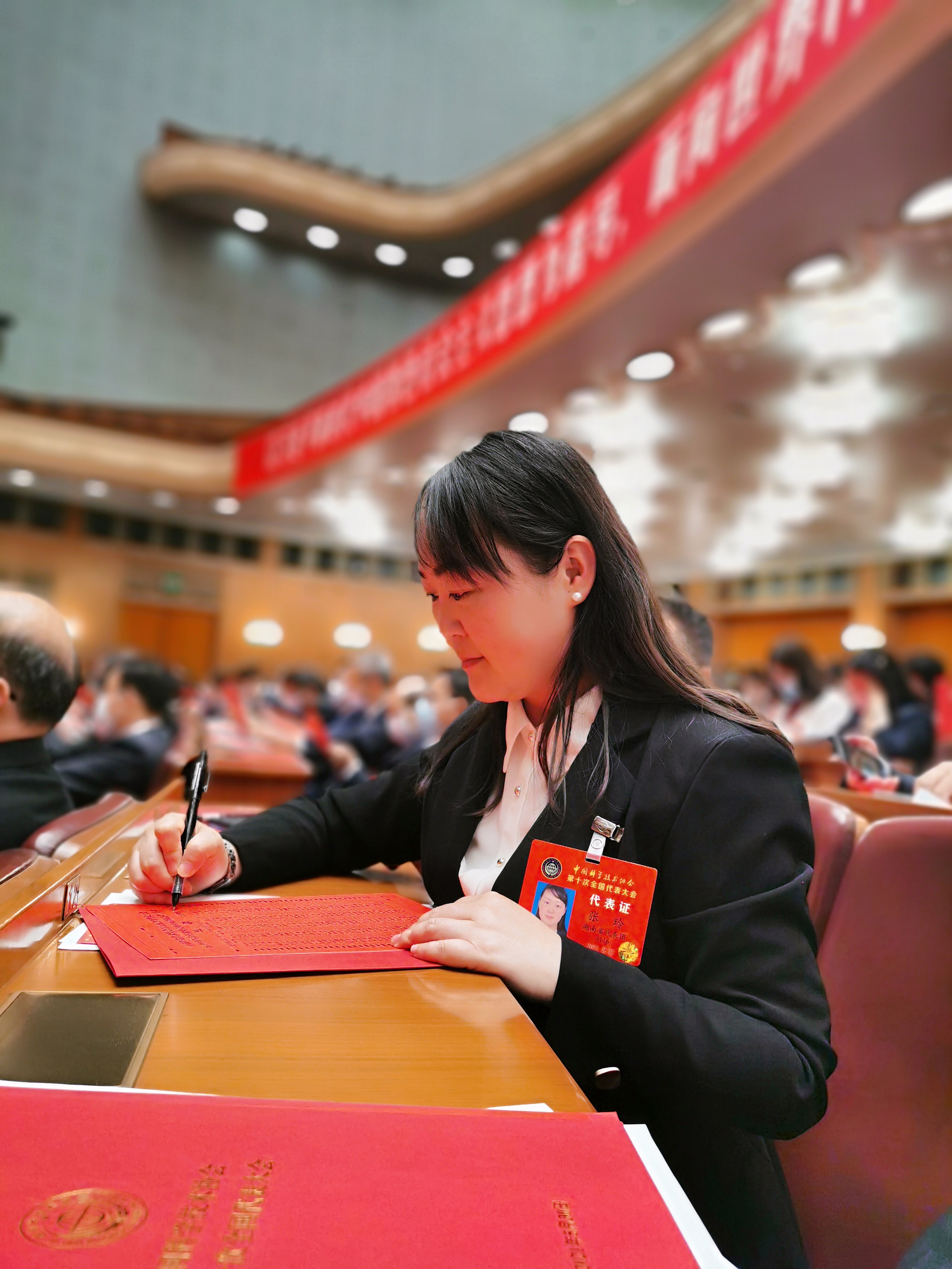 张玲.jpg
