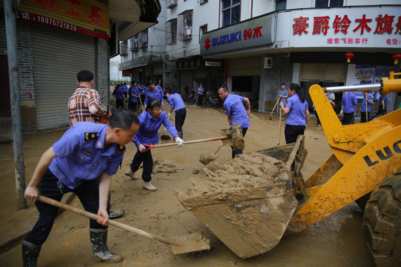 图3为2021年6月3日，桂东县城迎宾路，干部、职工、市民在清理街道淤泥。 .JPG