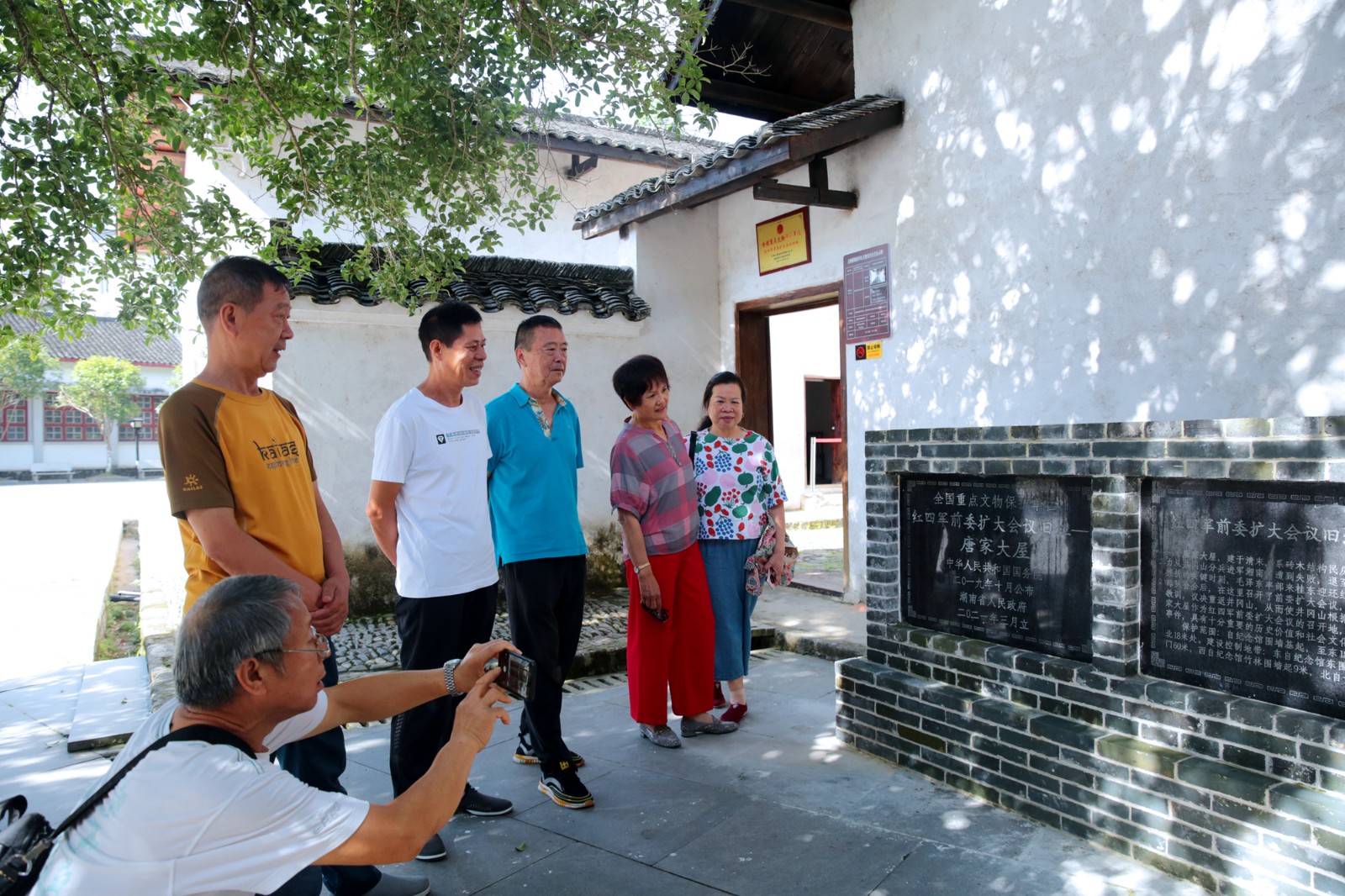 图为2021年7月10日，位于桂东县城的毛泽东在桂东革命活动陈列馆内，一群来自湖南衡阳的游客正在“全国文物重点保护单位”，“红四军前委扩大会议旧址—唐家大屋”碑刻前熟读红四军前委扩大会议碑介。.JPG