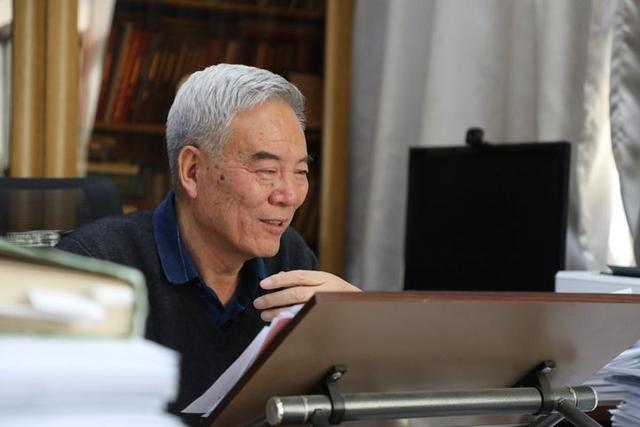 南志标在兰州大学草地农业科技学院的办公室内接受采访（2021年3月3日摄）。 新华社记者 张睿 摄1.jpeg