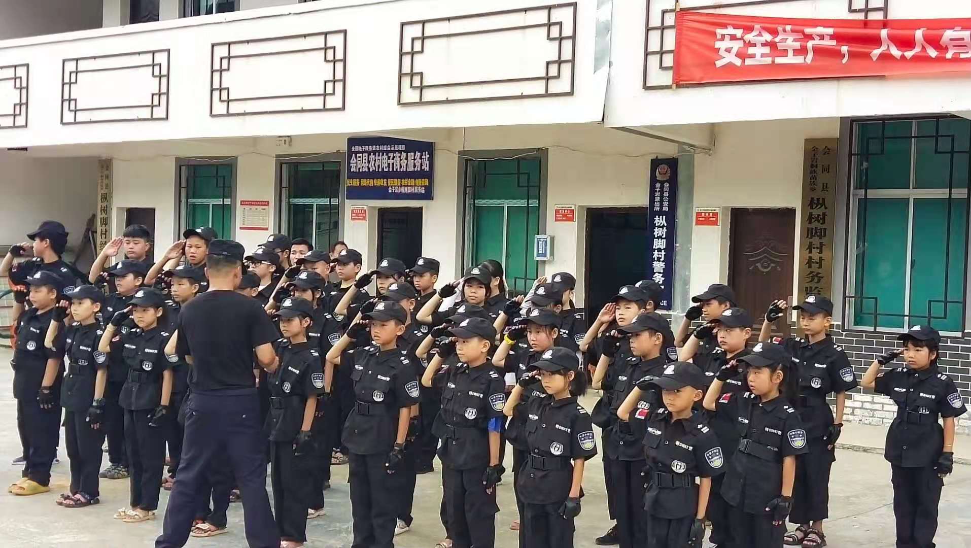 【图片新闻】村里娃署期练体能 .jpg