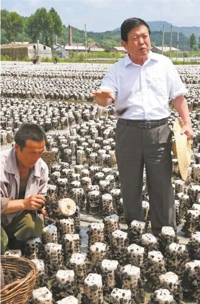 李玉（右）在吉林省蛟河市黄松甸镇指导菇农。吉林农业大学供图