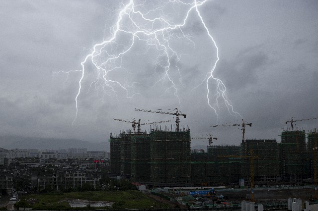 千库网_工地打雷风景白天雷雨天气室外风景实拍摄影图配图_摄影图编号217800.jpg