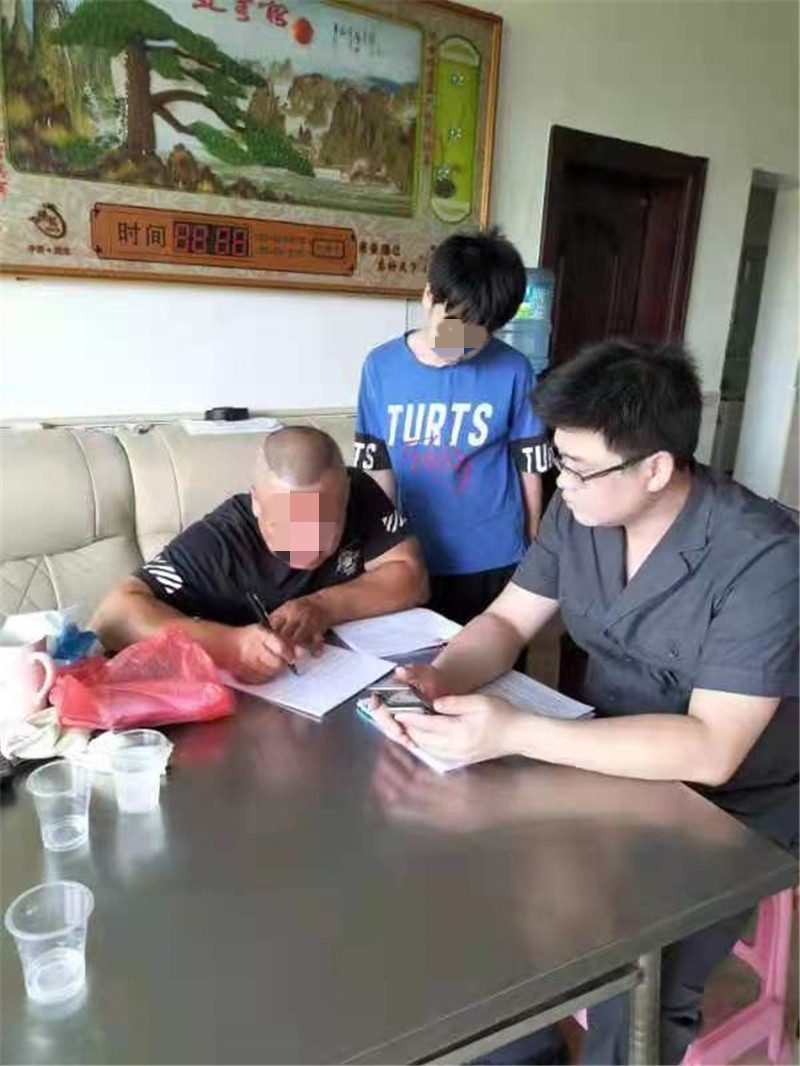 李学东在原告李某家中办理撤诉事项 (1).jpg