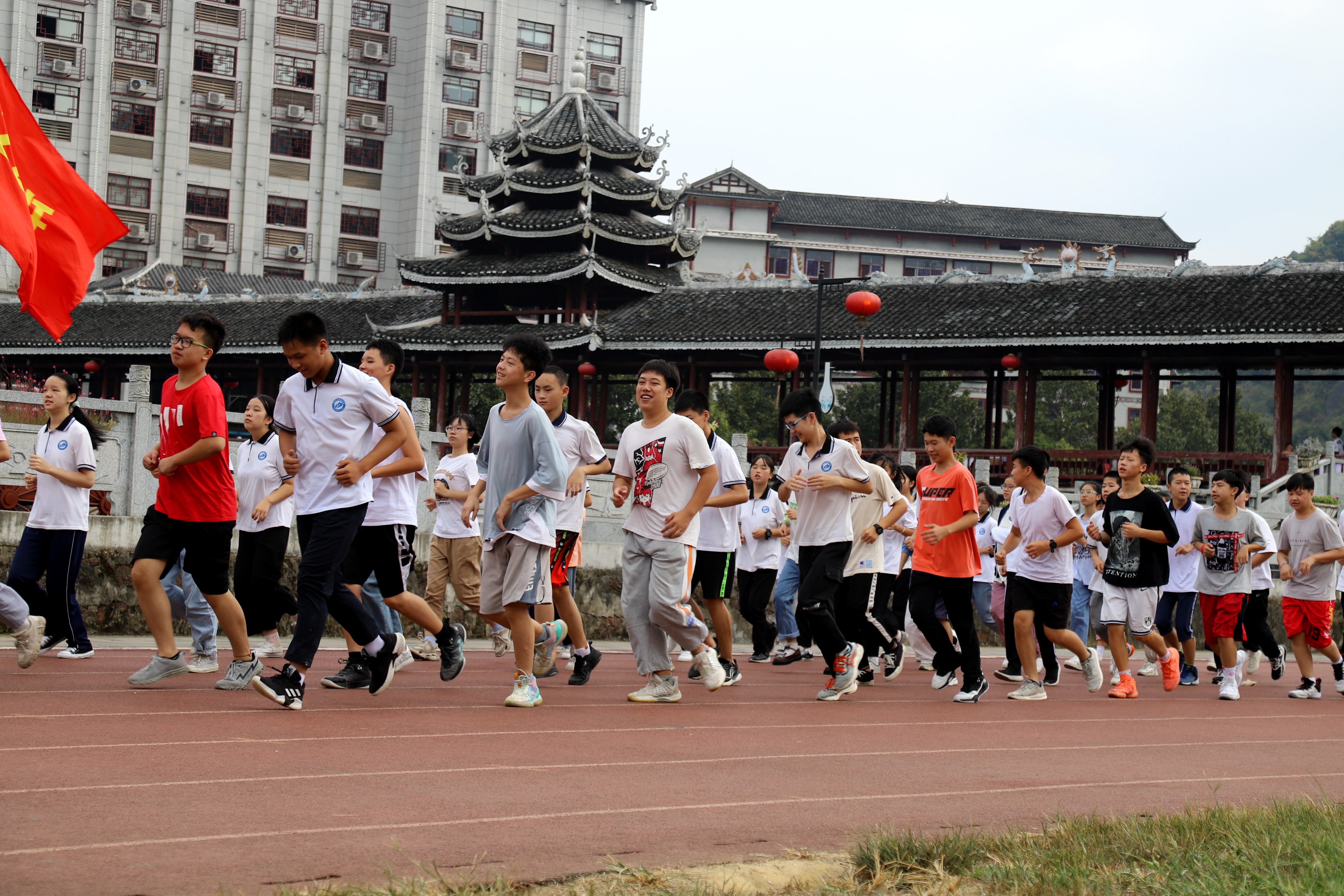 3.学生们利用大课间进行体育锻炼。.jpg