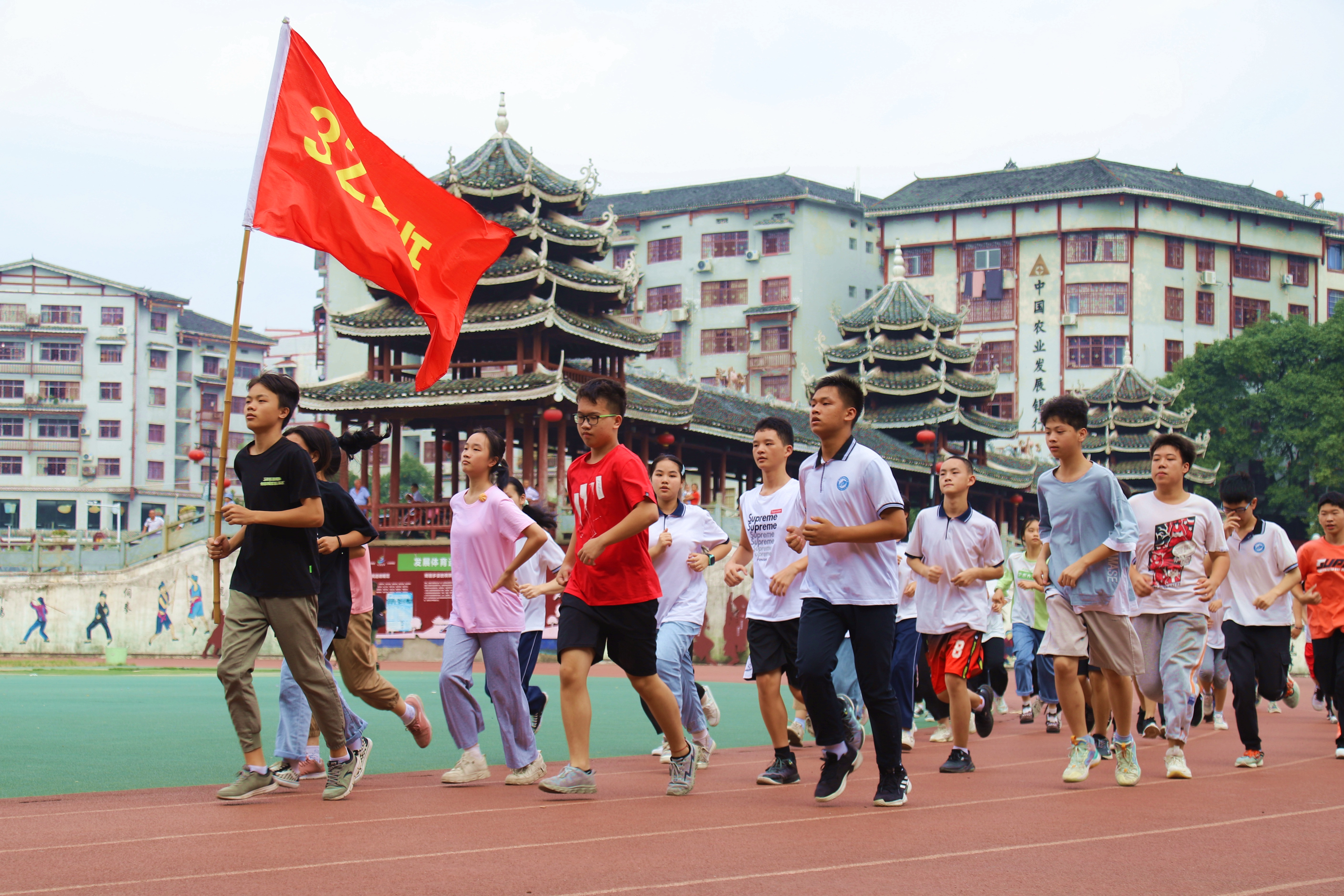 7.学生们利用大课间进行体育锻炼。.jpg