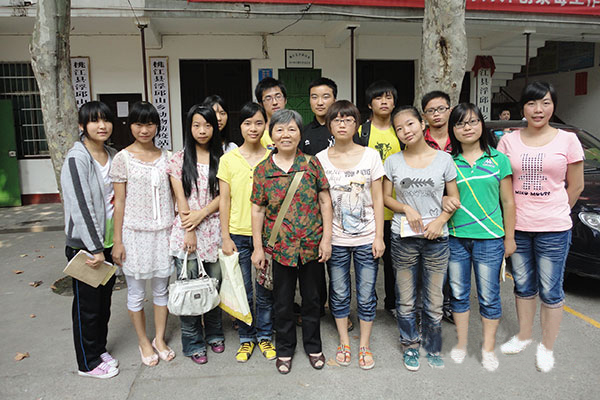 82岁“爱心奶奶”108次捐资助学2.jpg