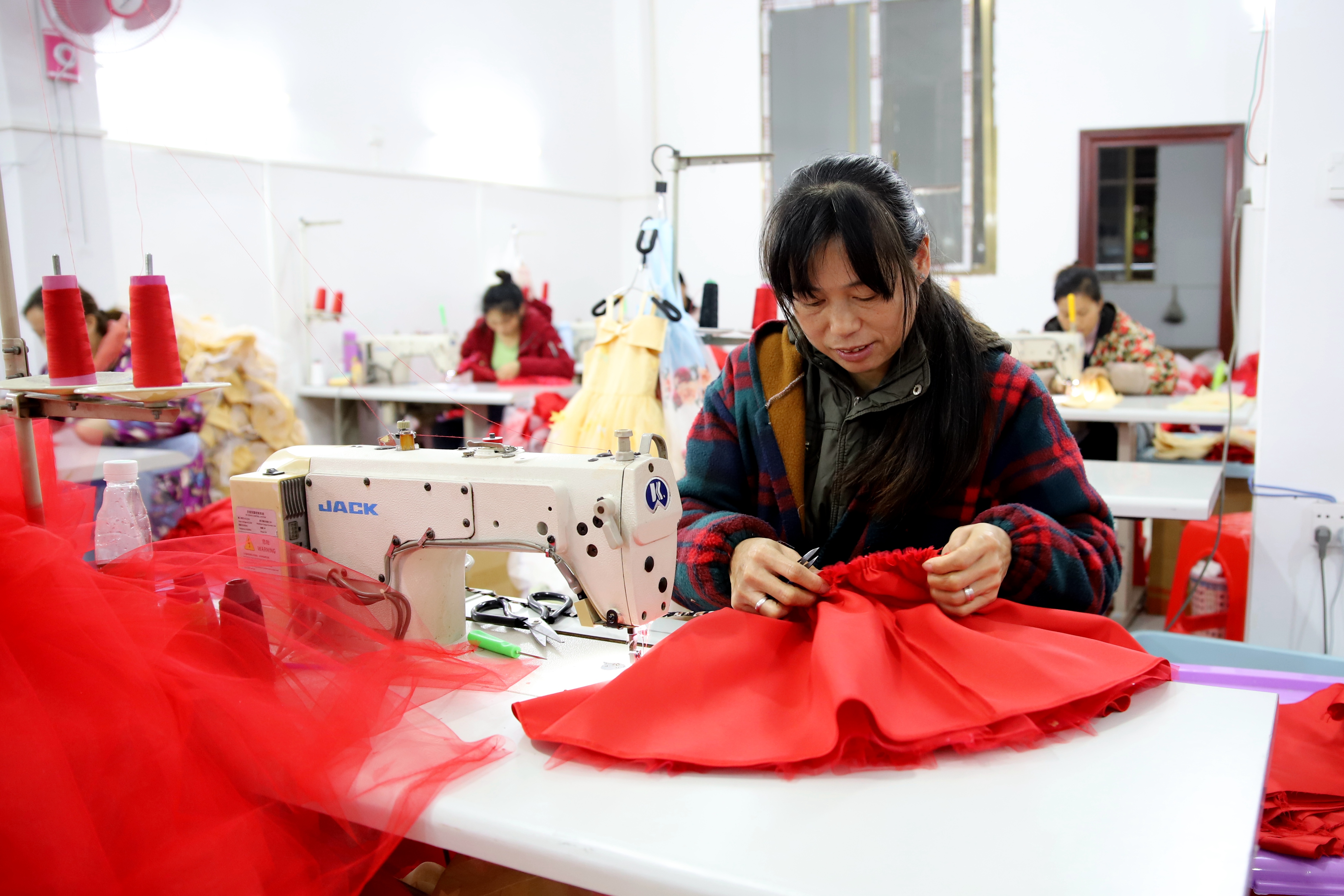 4..留守妇女在赶制公主服。.jpg