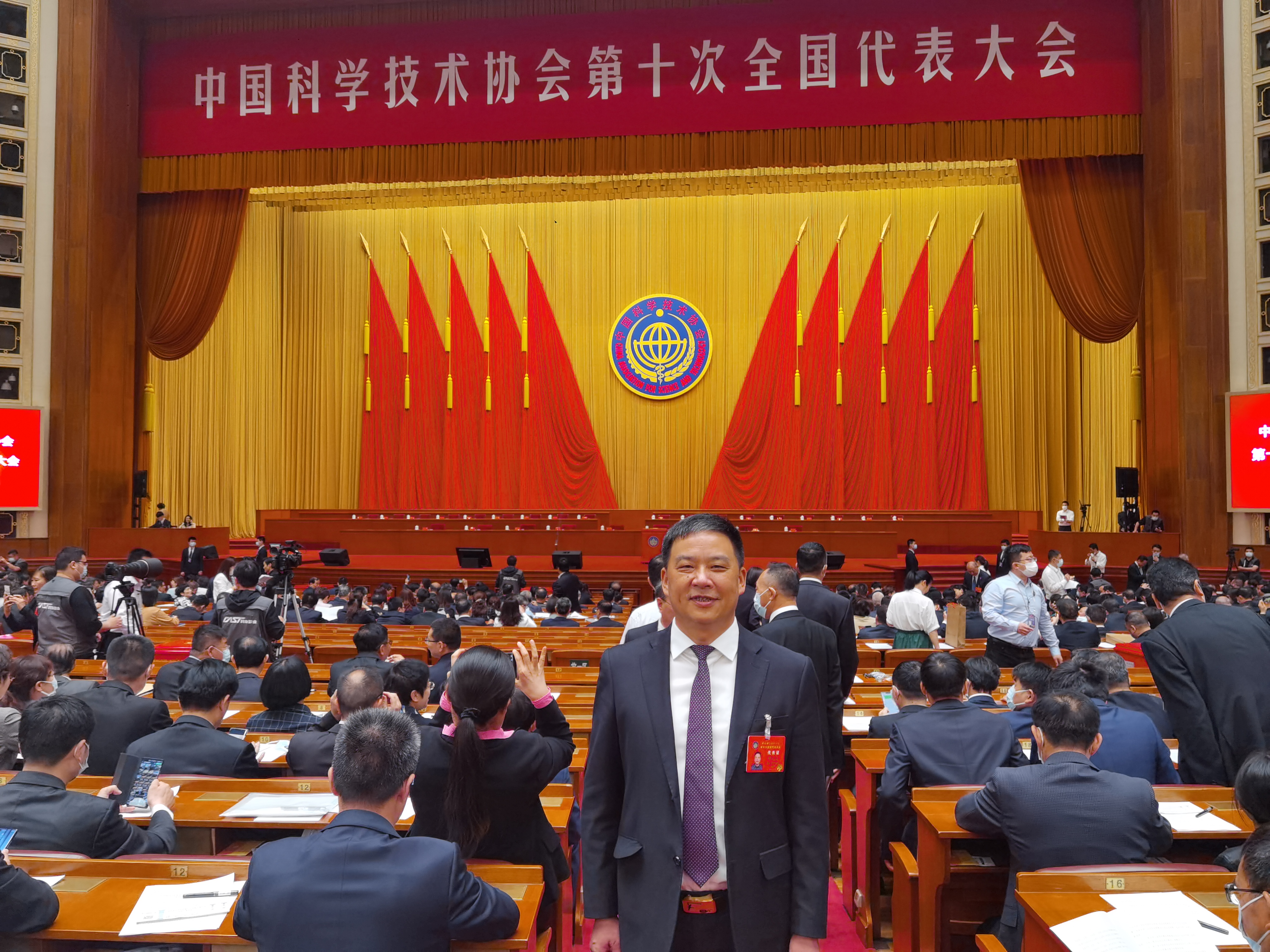 邓述东参加中国科学技术协会第十次全国代表大会。.jpg