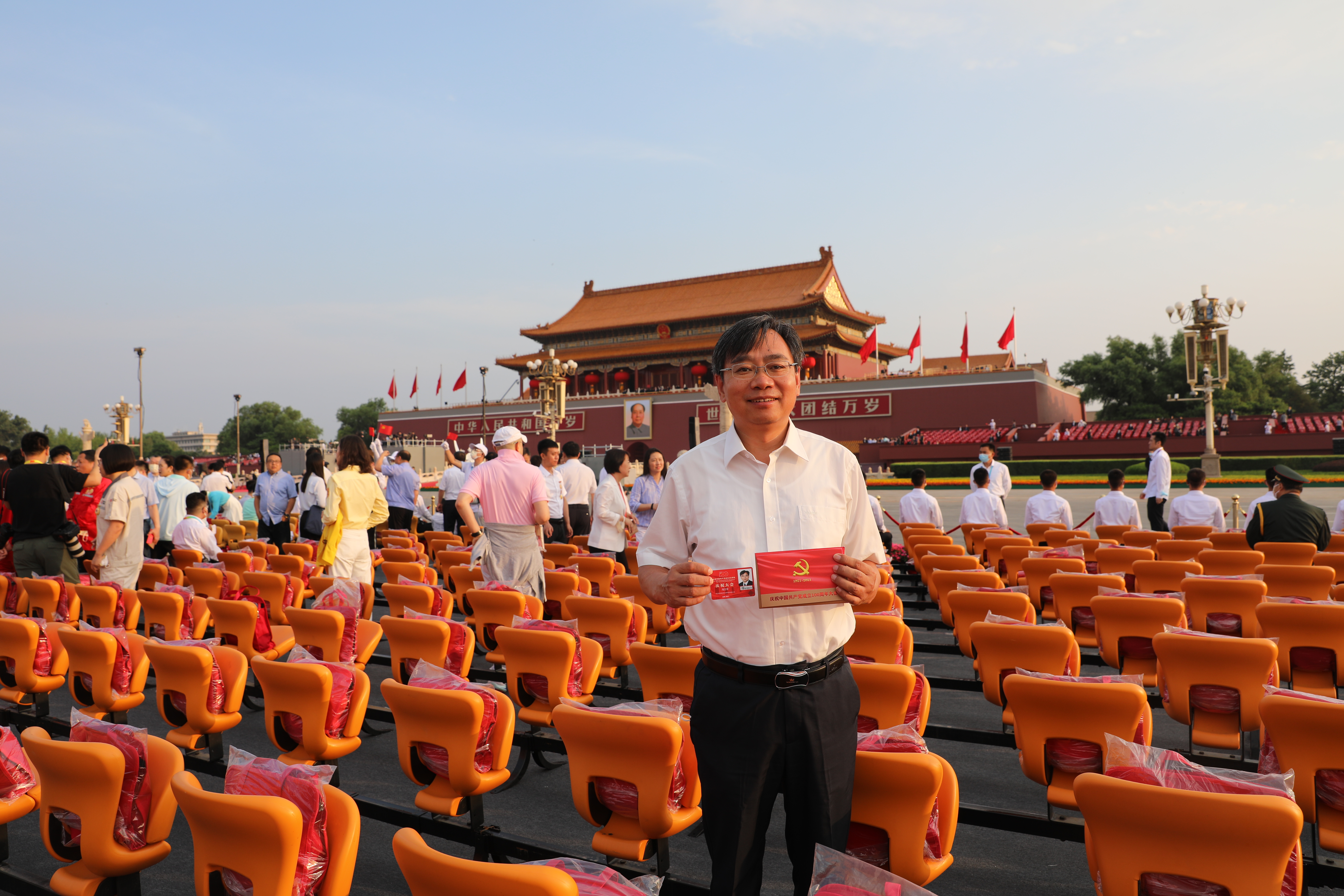 全国创新争先奖奖章获得者冯江华在天安门广场参加庆祝中国共产党成立100周年大会。.jpg