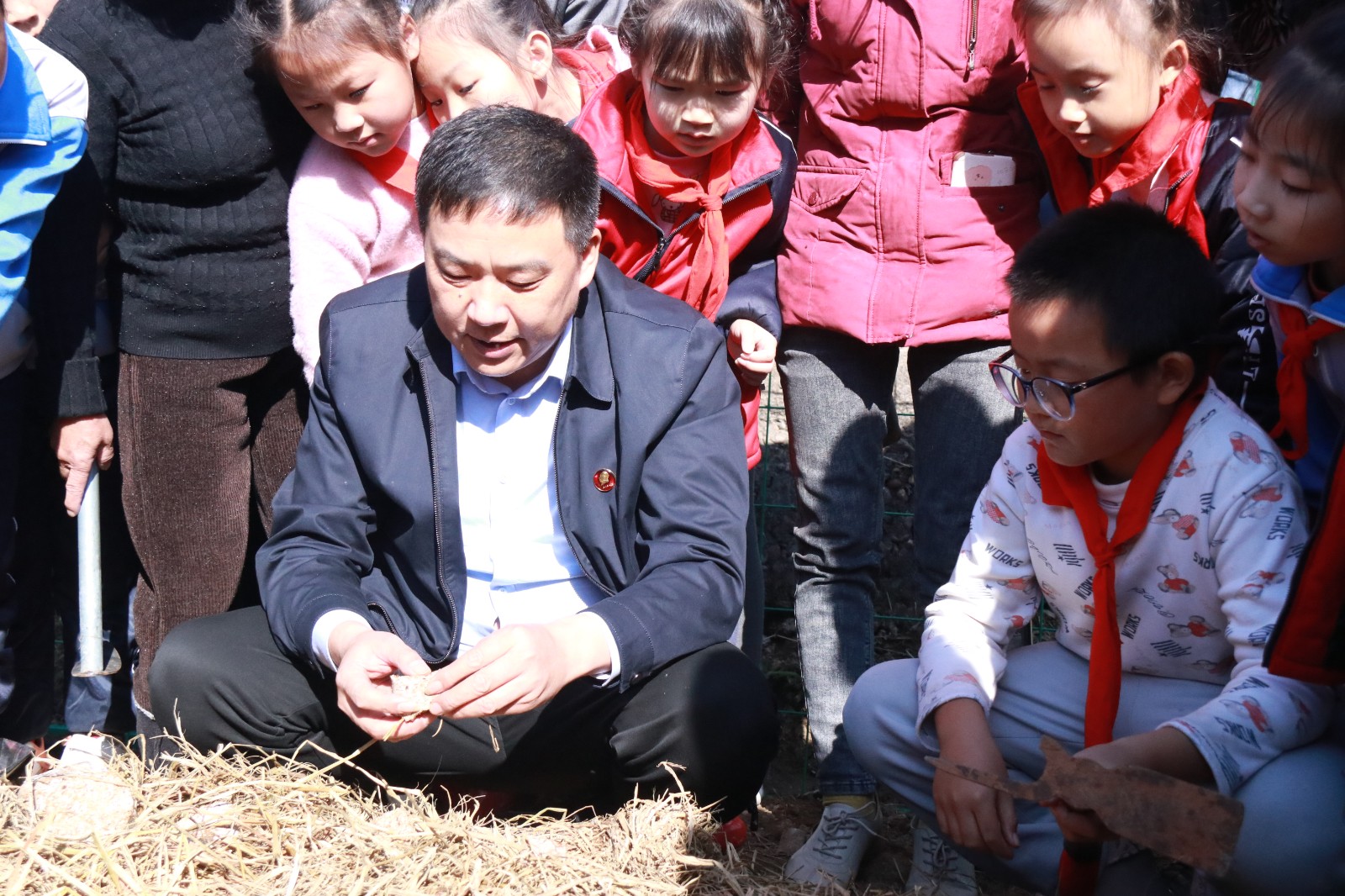 校农合作教学，让娃娃从小爱上土地：邓述东（前排左一）在指导学生种植赤松茸.jpg