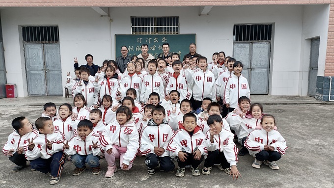 【图片新闻】瑶山娃儿圆了校服梦.jpg