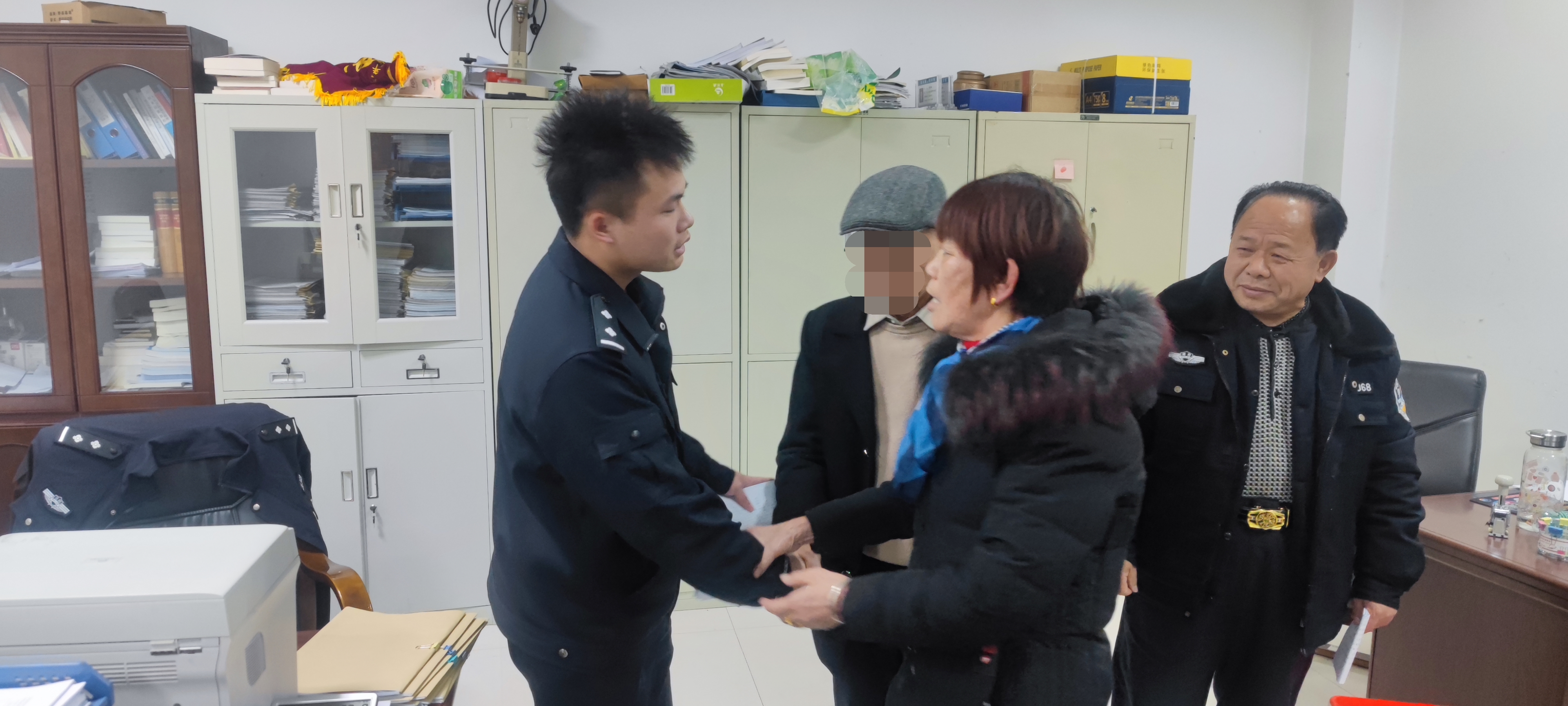 申请人向执行干警表谢意.jpg