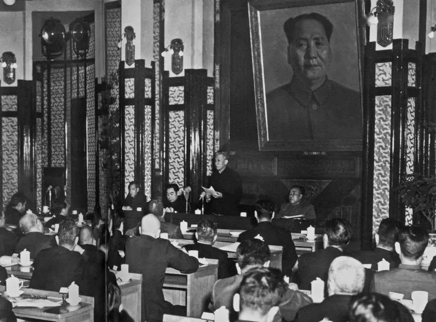 刘少奇代表中共中央政治局在中共七届四中全会上作报告.png
