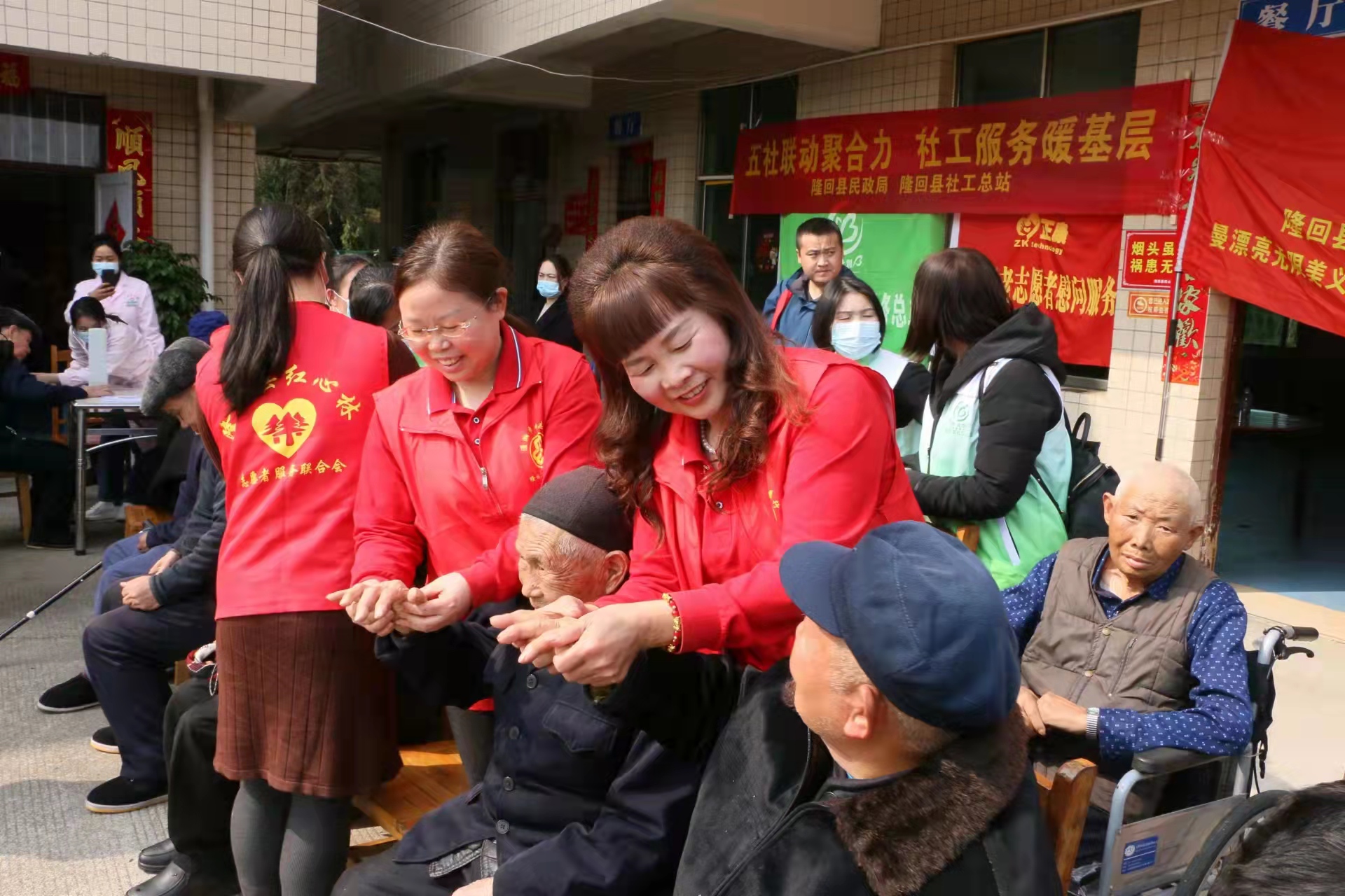 隆回12万人参与志愿服务.jpg