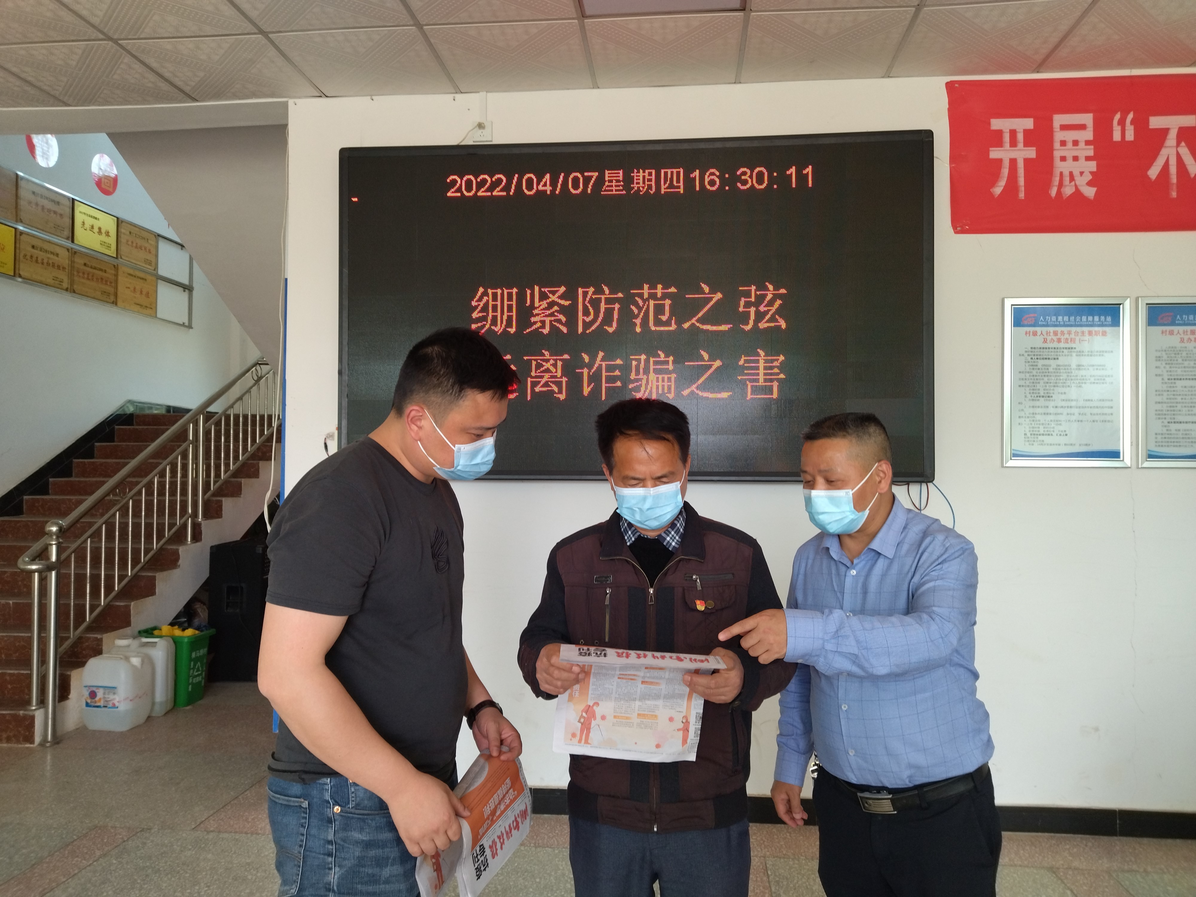 给桃江县高桥镇横马塘村党支部书记黎雪冬宣讲科学防疫知识并赠送报刊 摄影 袁静.jpg