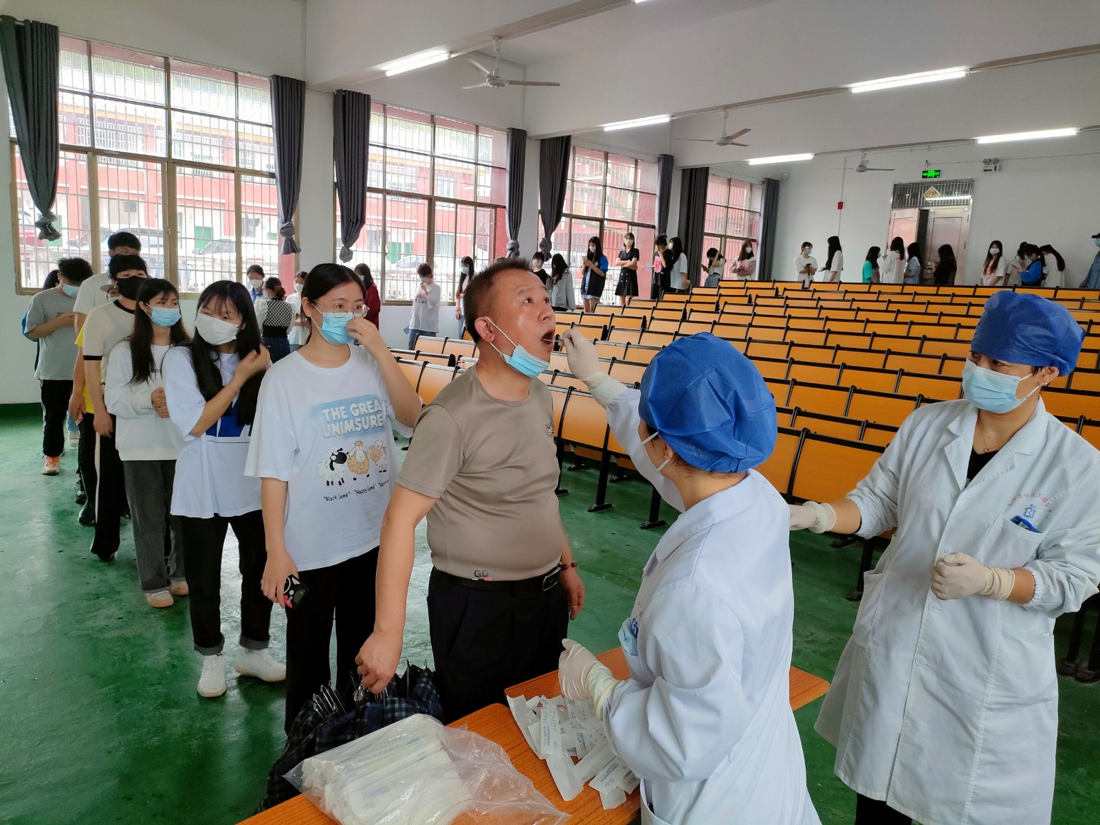 【图片新闻】 绷紧防控弦  定期做核酸1.jpg