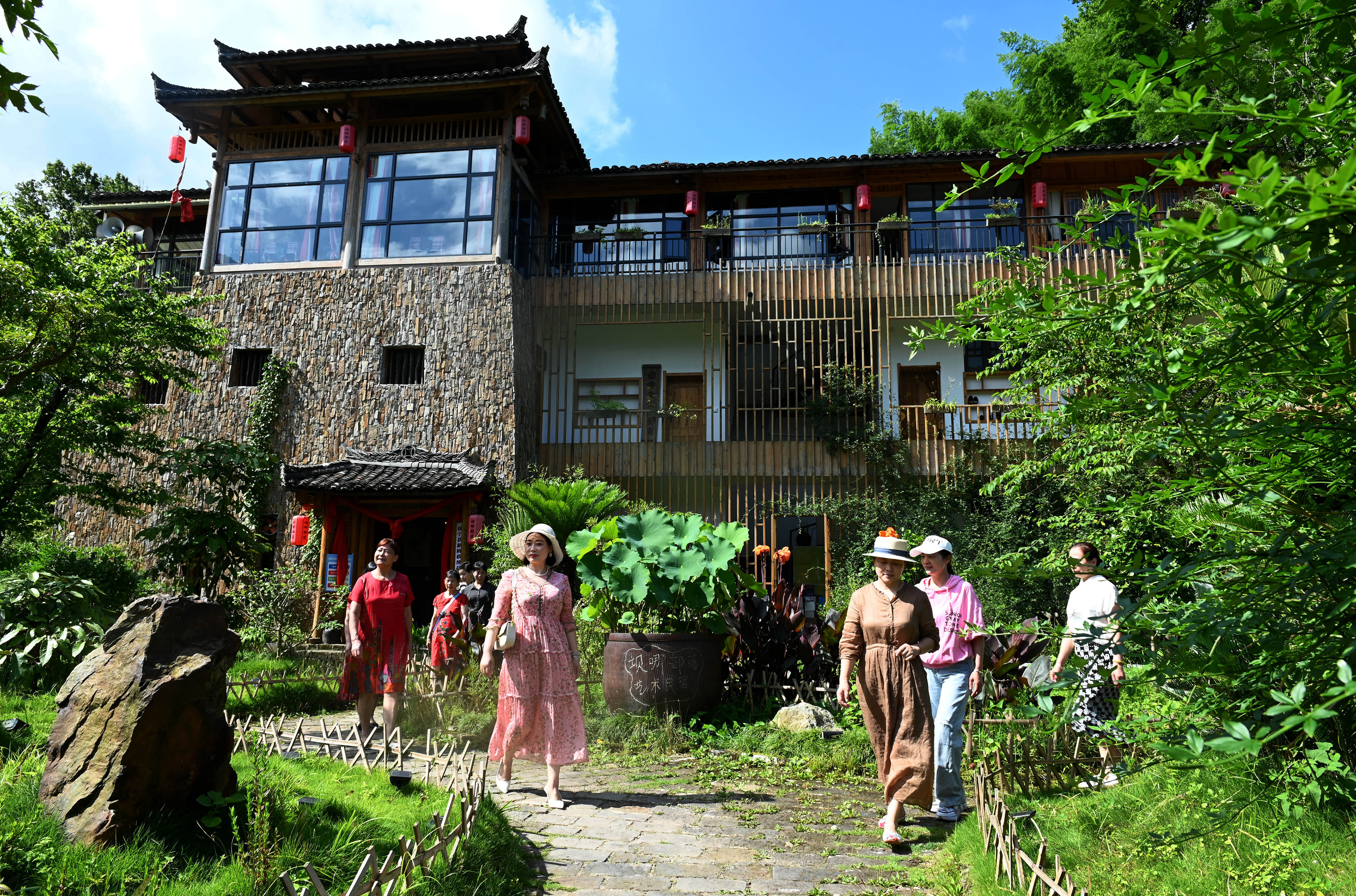 “民宿贷”助力乡村振兴.jpg