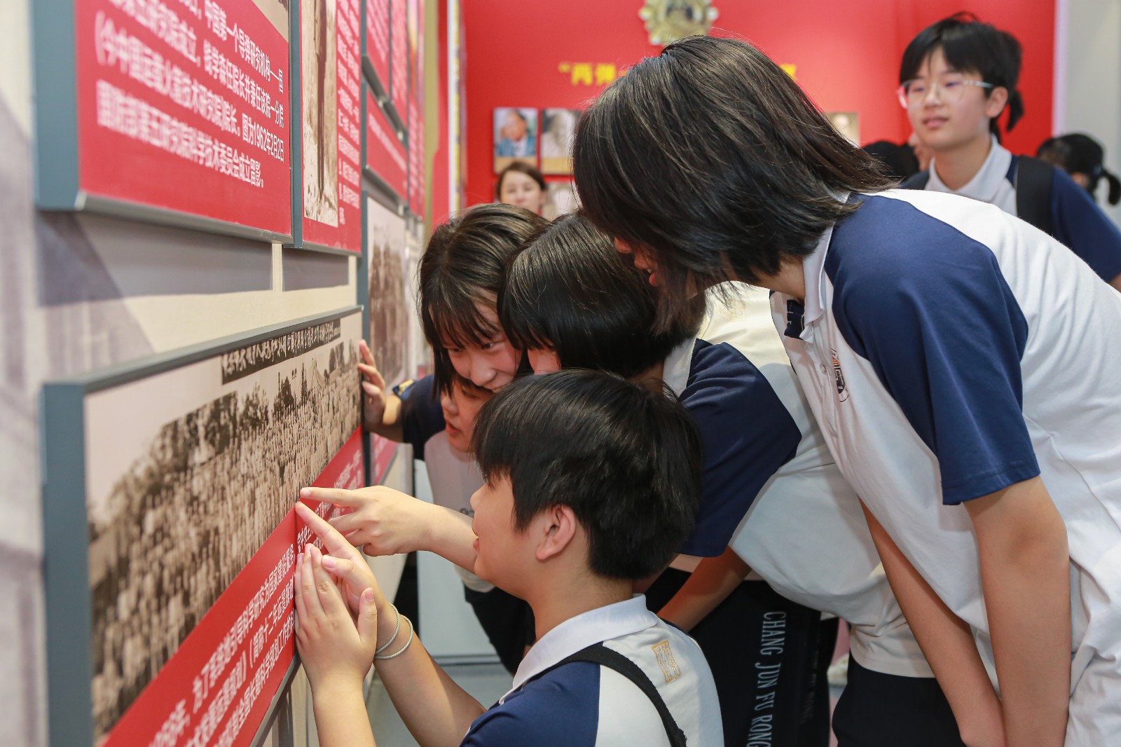 长沙市长郡芙蓉中学学生参观展览。.jpg