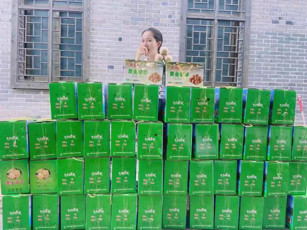 奈李热销群众喜笑颜开(1).jpg