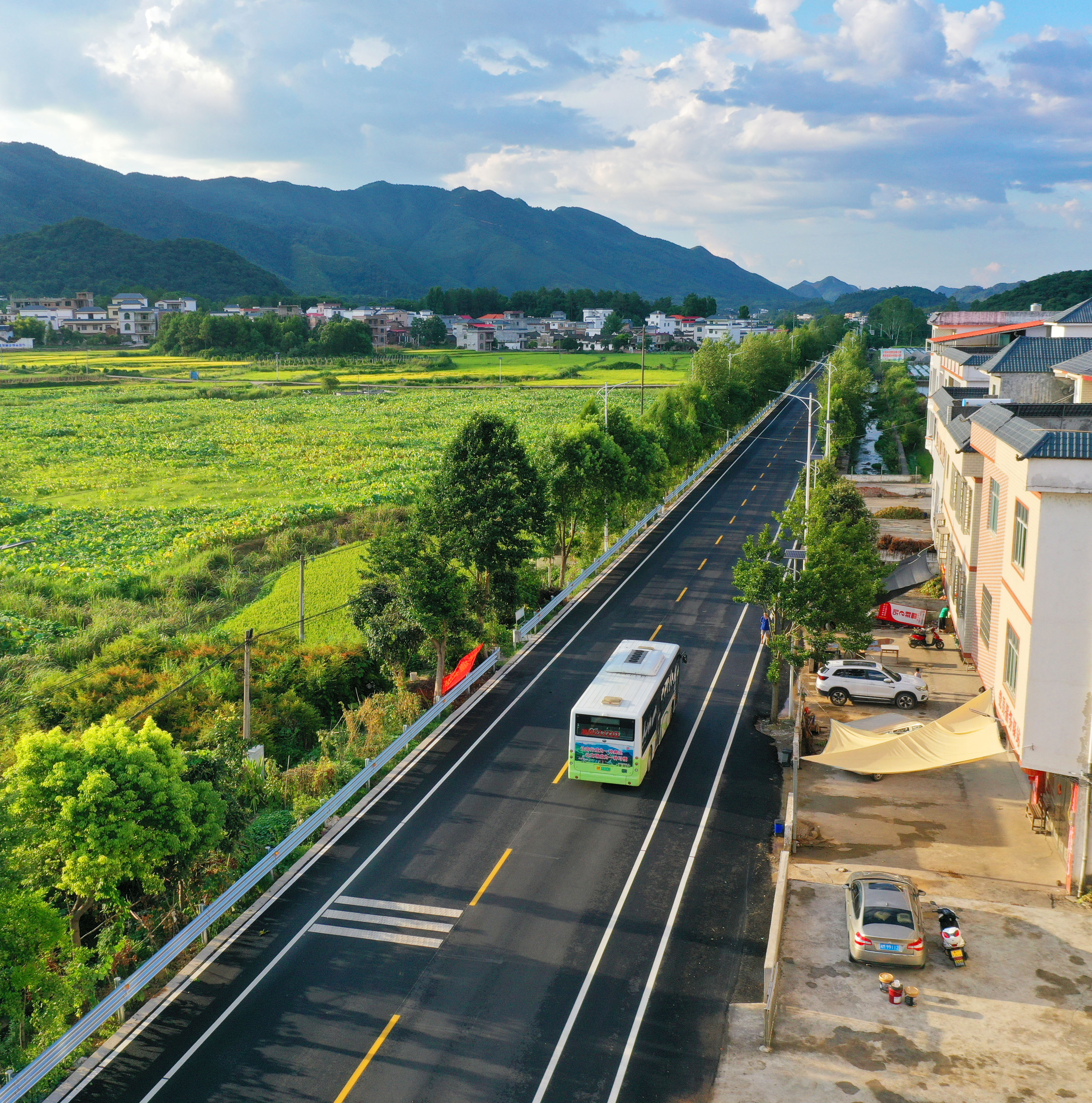 绿色公交畅行乡村.jpg