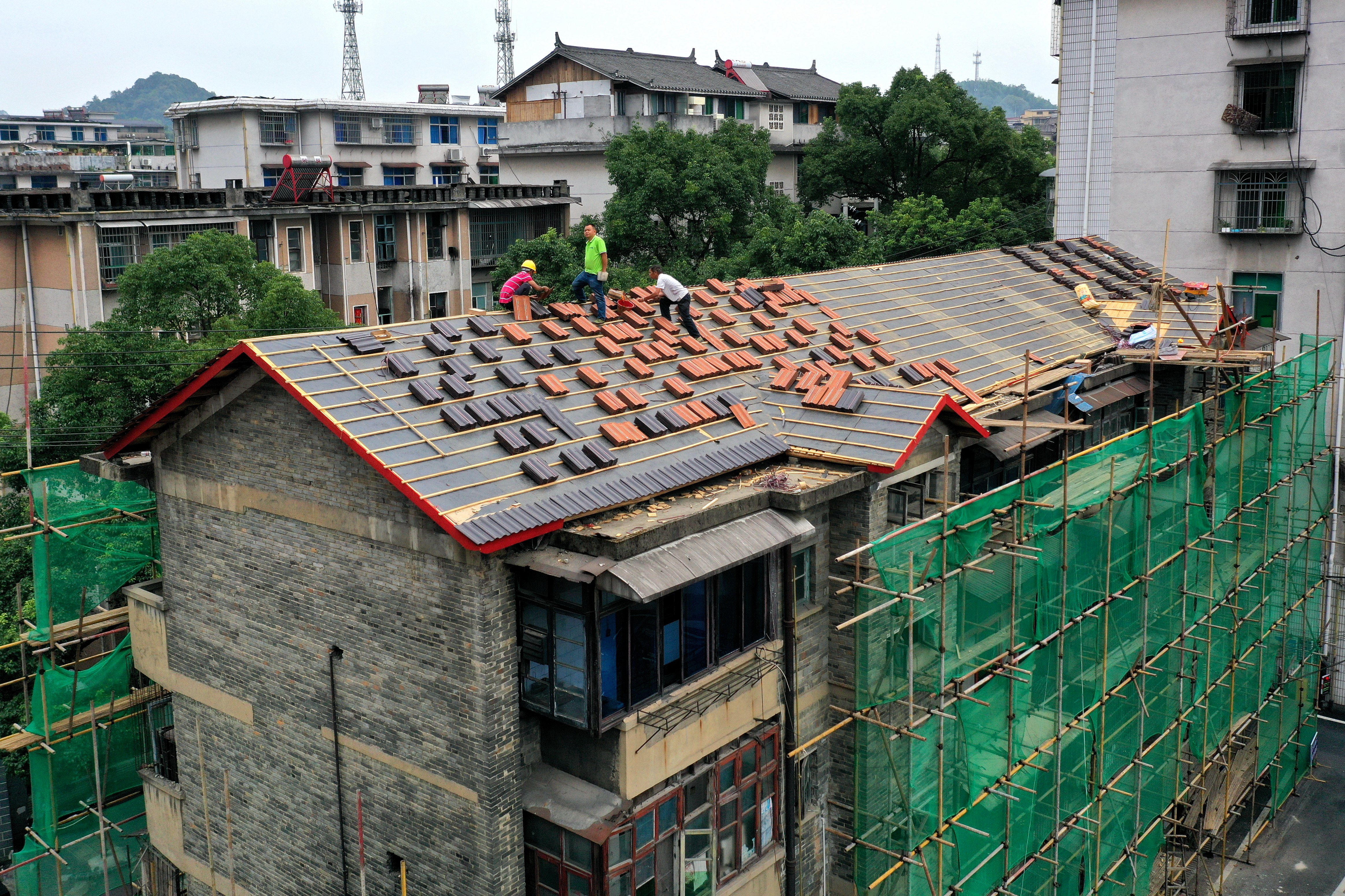 4.施工人员正在房顶架梁盖瓦。.jpg