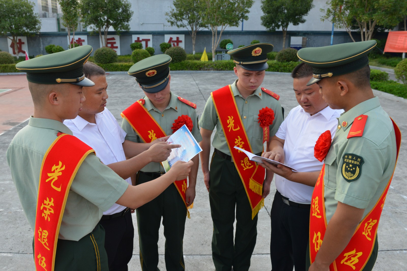 【图片新闻】送政策进军营.jpg