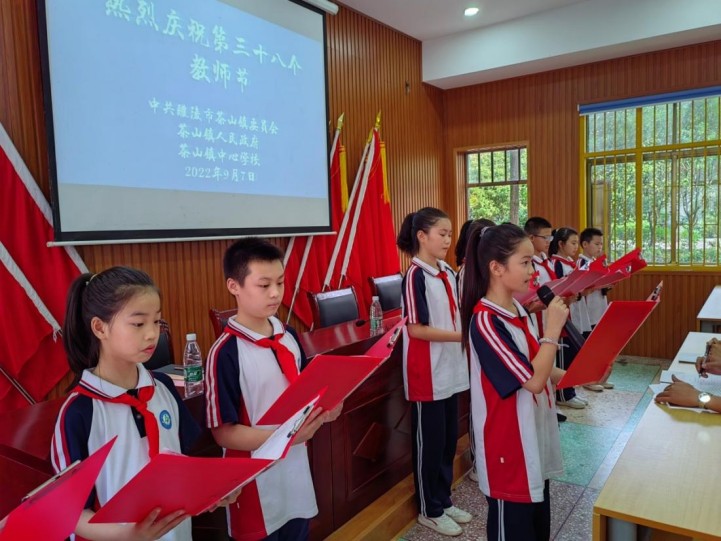 醴陵市茶山镇10名学生深情朗诵《亲爱的老师》。.jpg