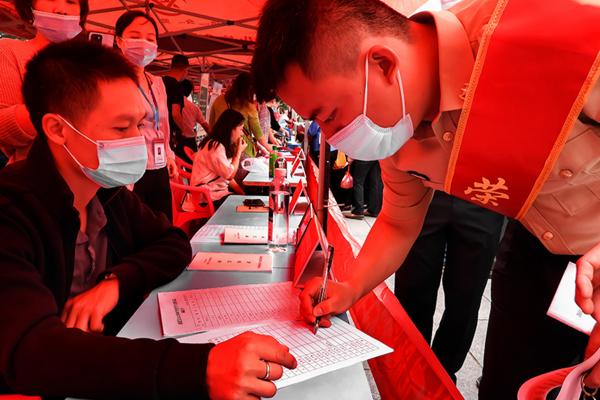招聘会现场(1).jpg