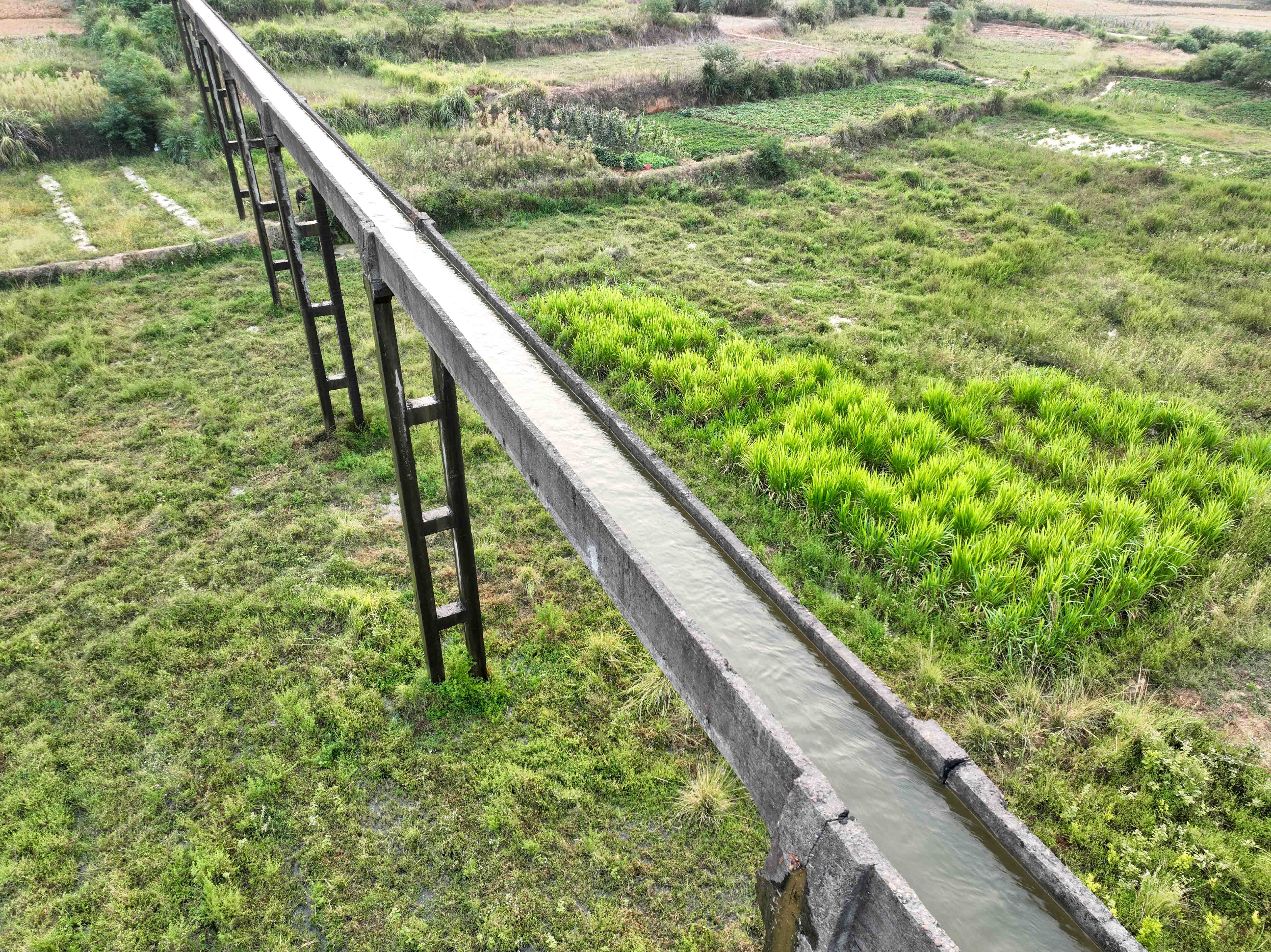 2022年9月28日，湖南省永州市道县白马渡镇岩头背村，机埠抽上来的河水缓缓地流过渠道。 (1).jpg