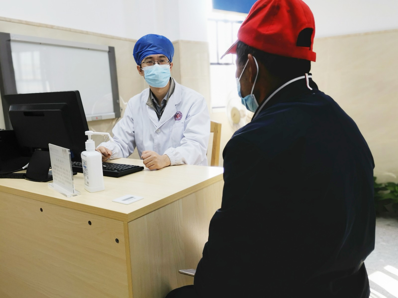 湖南省人民医院肝胆外科李浩主任医师正在问诊。.jpg